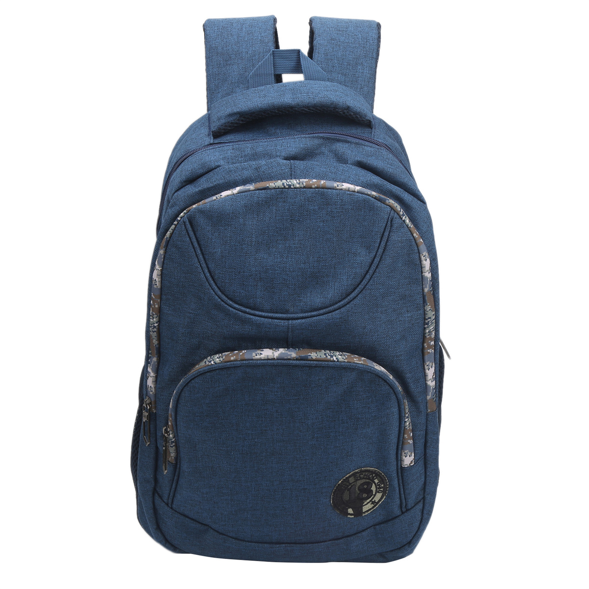 Blauer Rucksack mit Tarnmuster auf der Vordertasche und seitlichen Akzenten.