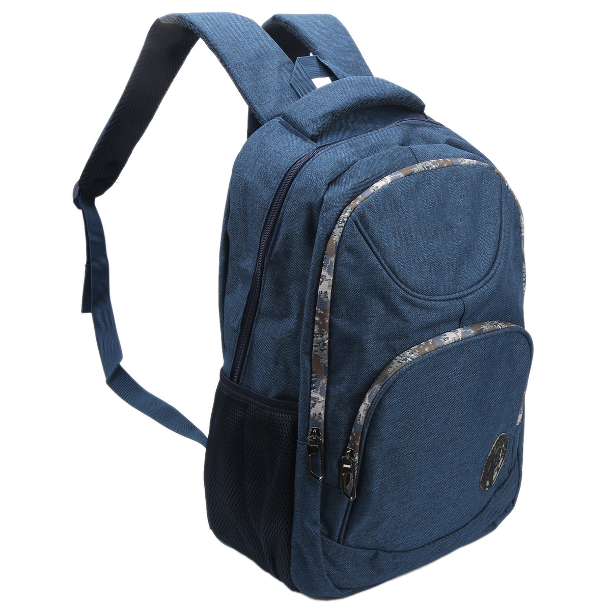 Blauer Rucksack mit einer schwarzen Netztasche. Er hat eine Vordertasche mit Camouflage-Muster. Weißer Hintergrund.