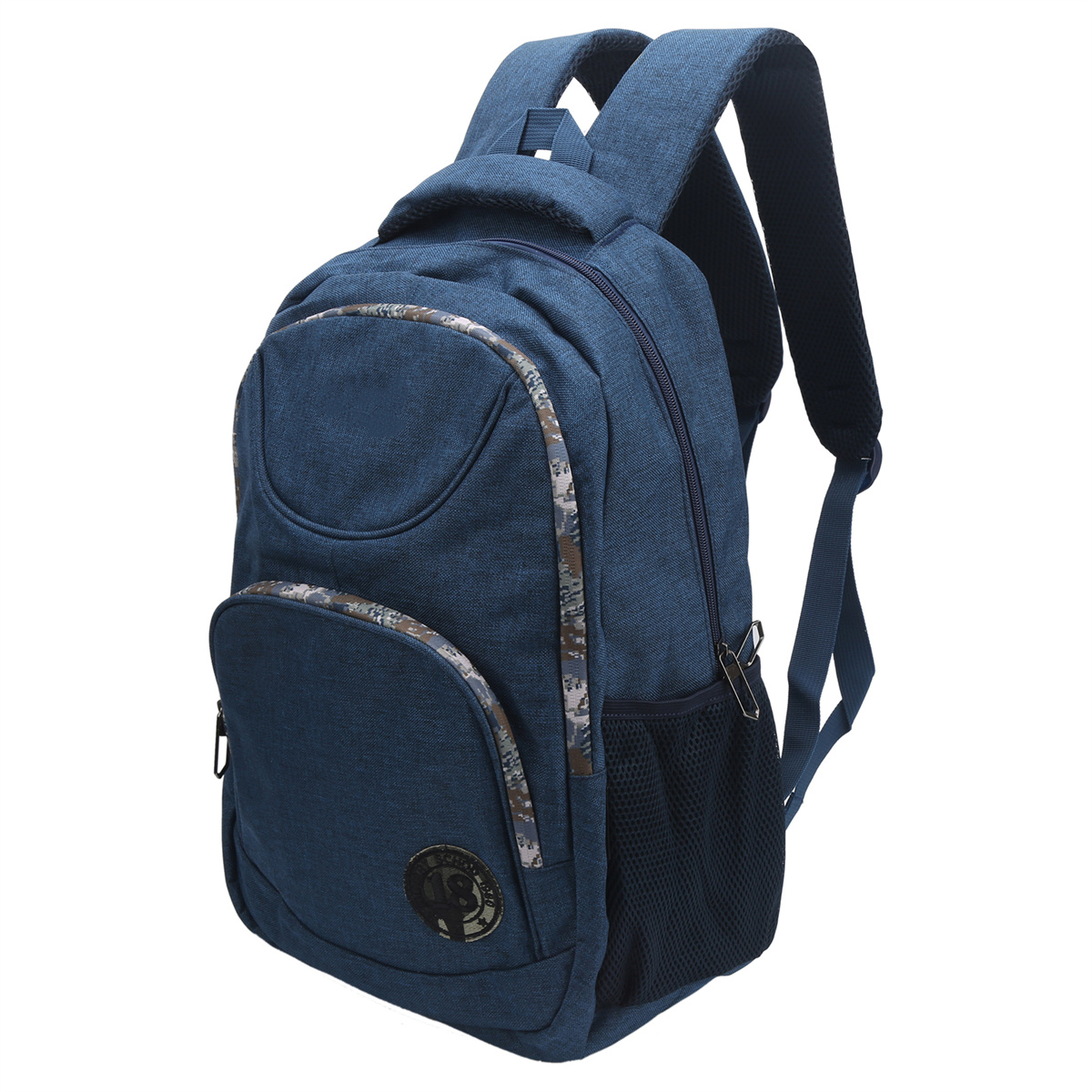 Ein blauer Jeans-Rucksack mit Camouflage-Akzent auf der Vordertasche und Seite. Eine schwarze Netztasche.