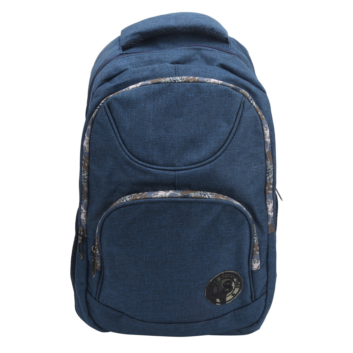 Ein blauer Rucksack mit einem Tarnmuster auf der Vordertasche und um den oberen Bereich.