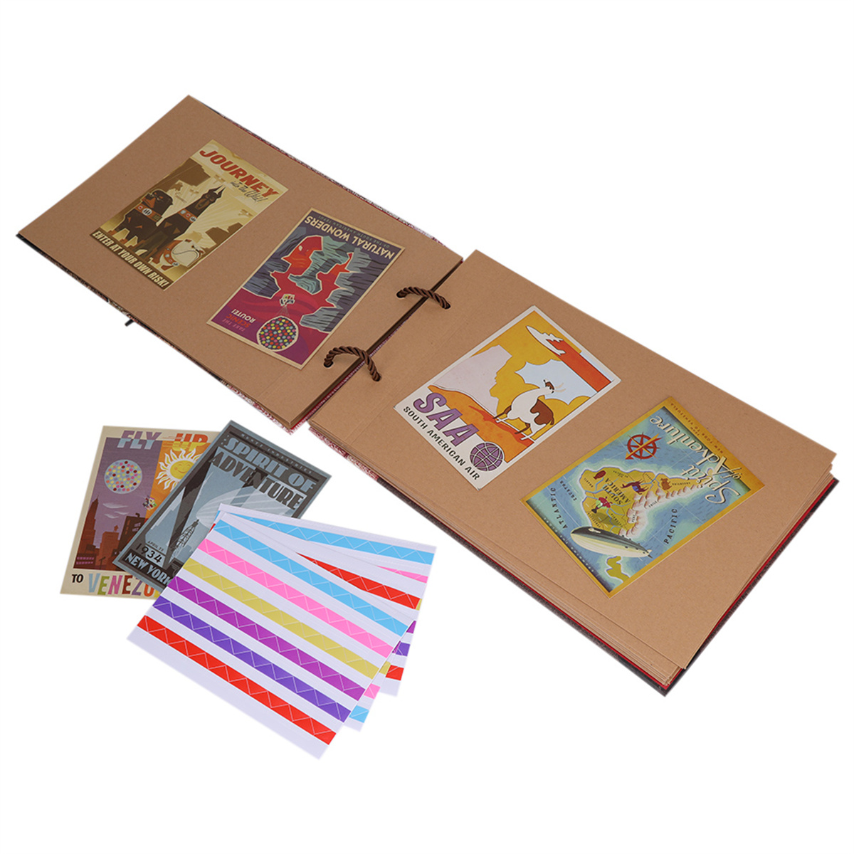 Offenes Scrapbook mit Reiseaufklebern. Aufkleber enthalten Karten, Poster und Logos. Braune Seiten mit Kordelbindung.
