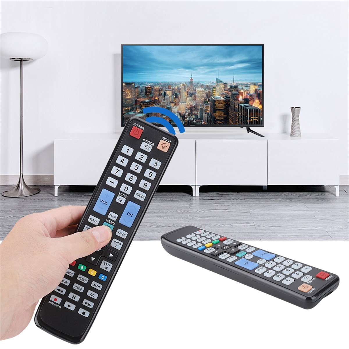 Hand hält Fernbedienung, eine weitere Fernbedienung und ein TV mit Stadtbild.