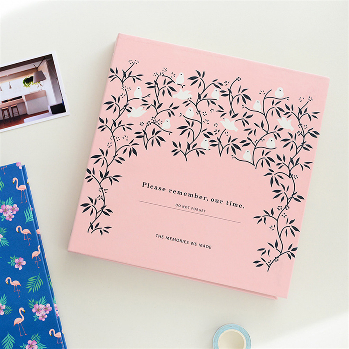 Rosa Fotoalbum mit Blumendesign und Text: Bitte erinnere dich, unsere Zeit. Vergiss nicht.