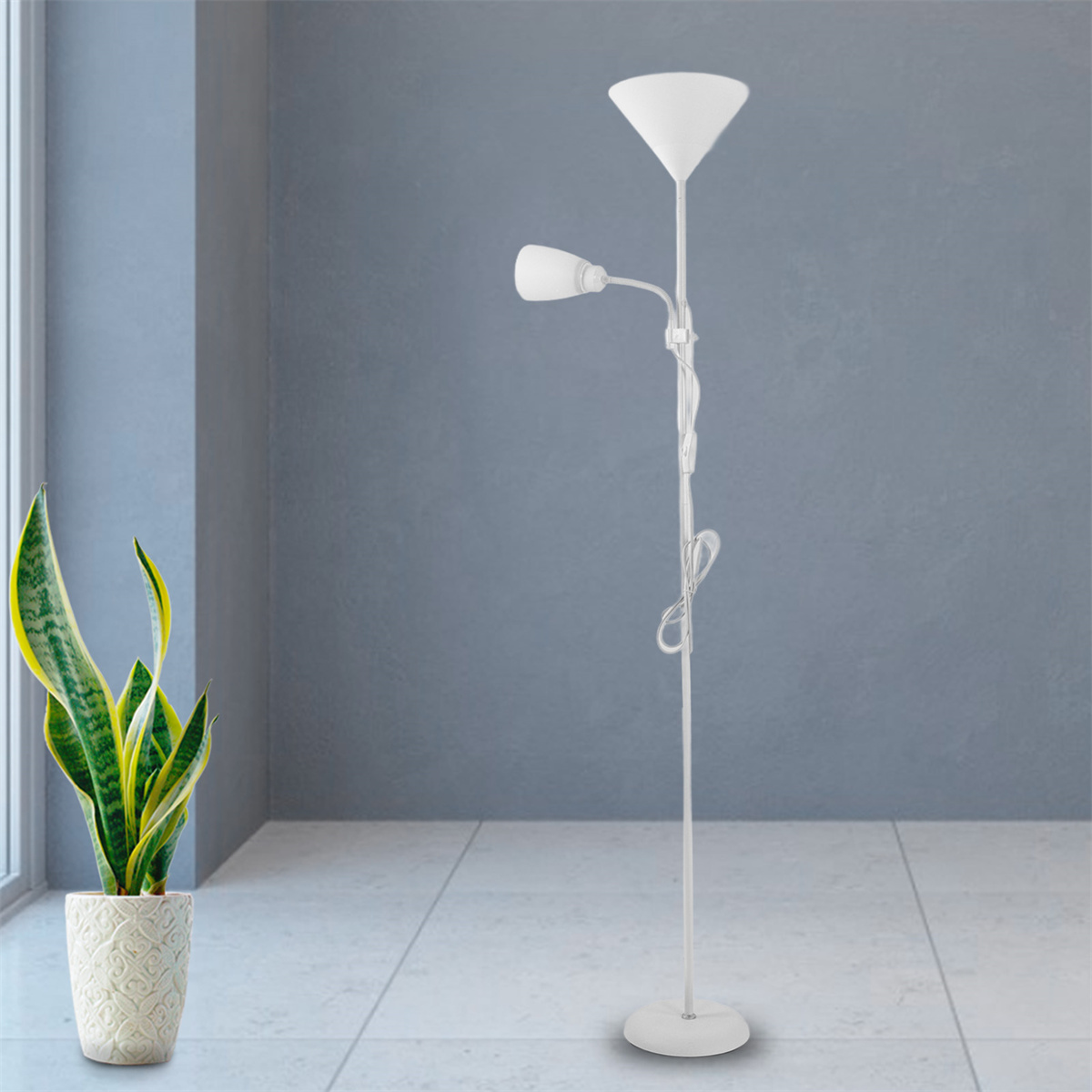 Weiße Stehlampe mit zwei Lichtern, eine Pflanze in einem weißen Topf und eine graue Wand.