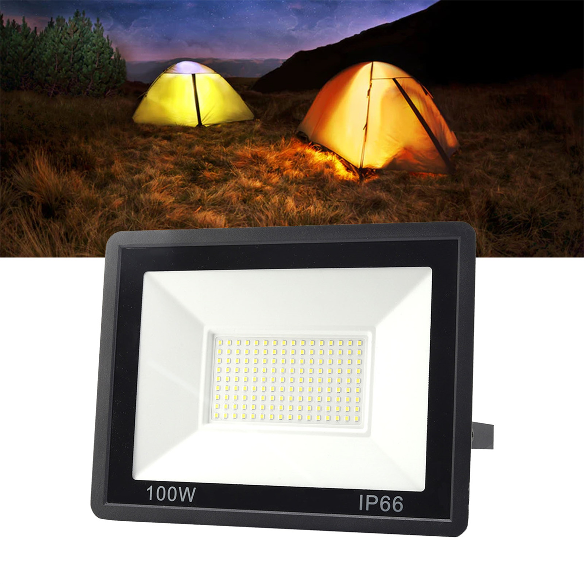 Schwarzer Fluter mit eingeschaltetem Licht, mit zwei Zelten im Hintergrund bei Nacht.