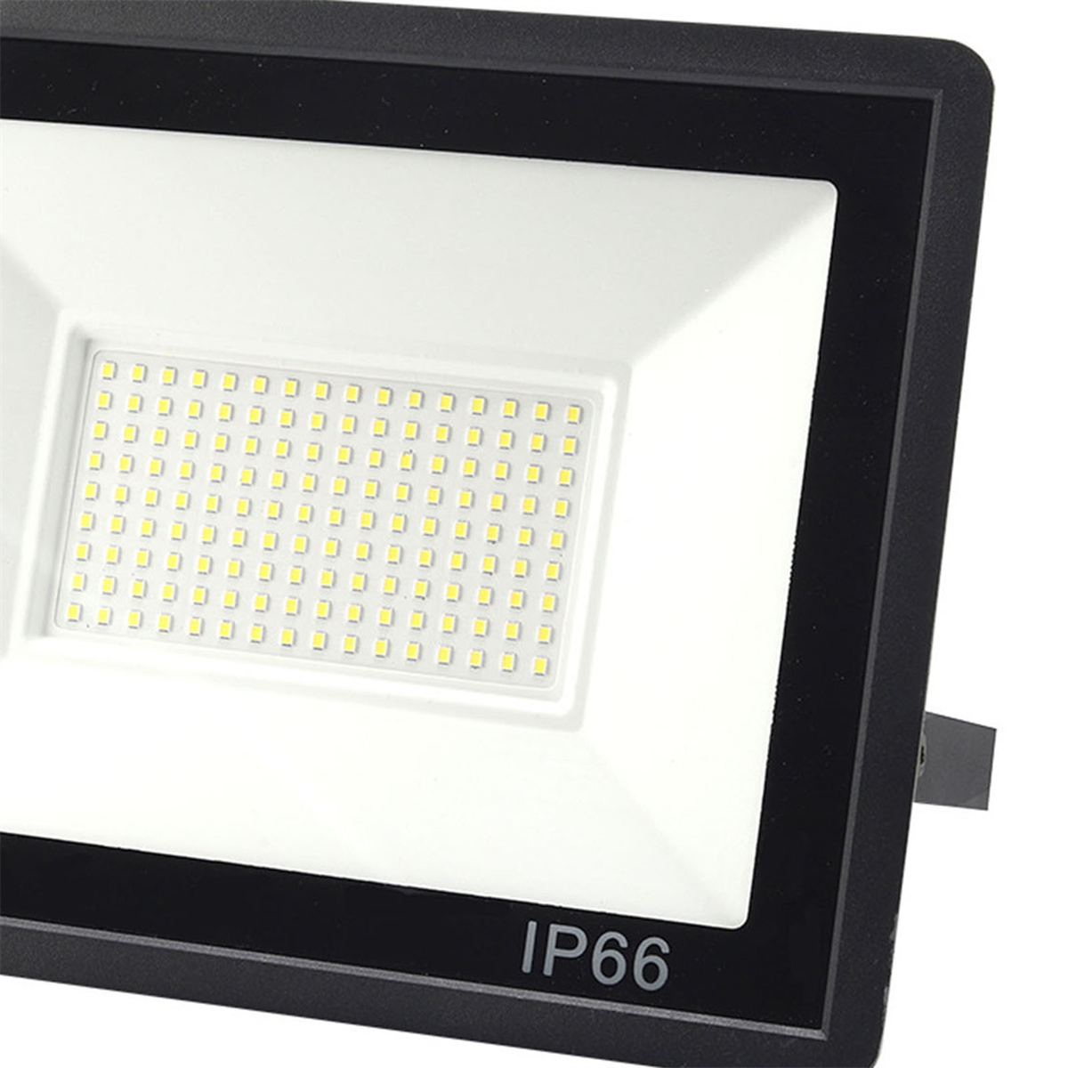 Rechteckiger LED-Fluter mit schwarzem Rahmen und IP66-Zertifizierung, nach vorne gerichtet.