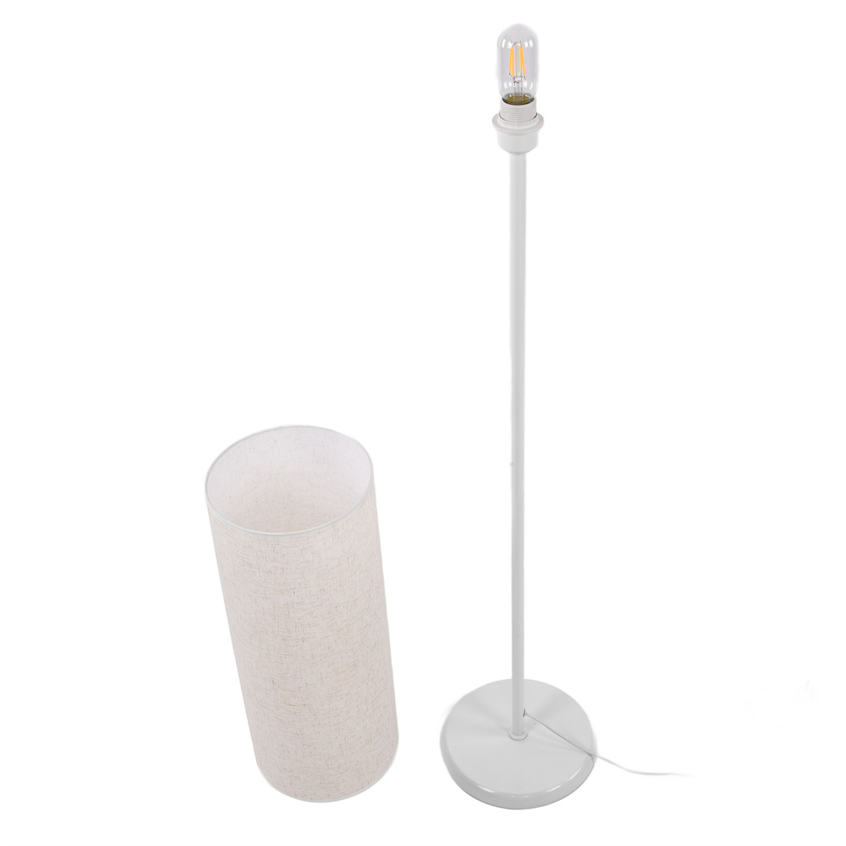 Weiße Stehlampe mit zylindrischem Lampenschirm links. Eine Glühbirne ist oben sichtbar.