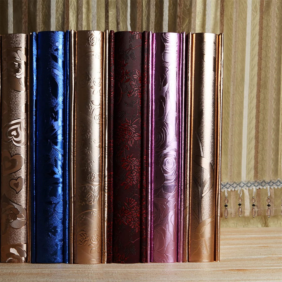 Eine Reihe bunter, glänzender Bücher mit dekorativen Buchrücken.