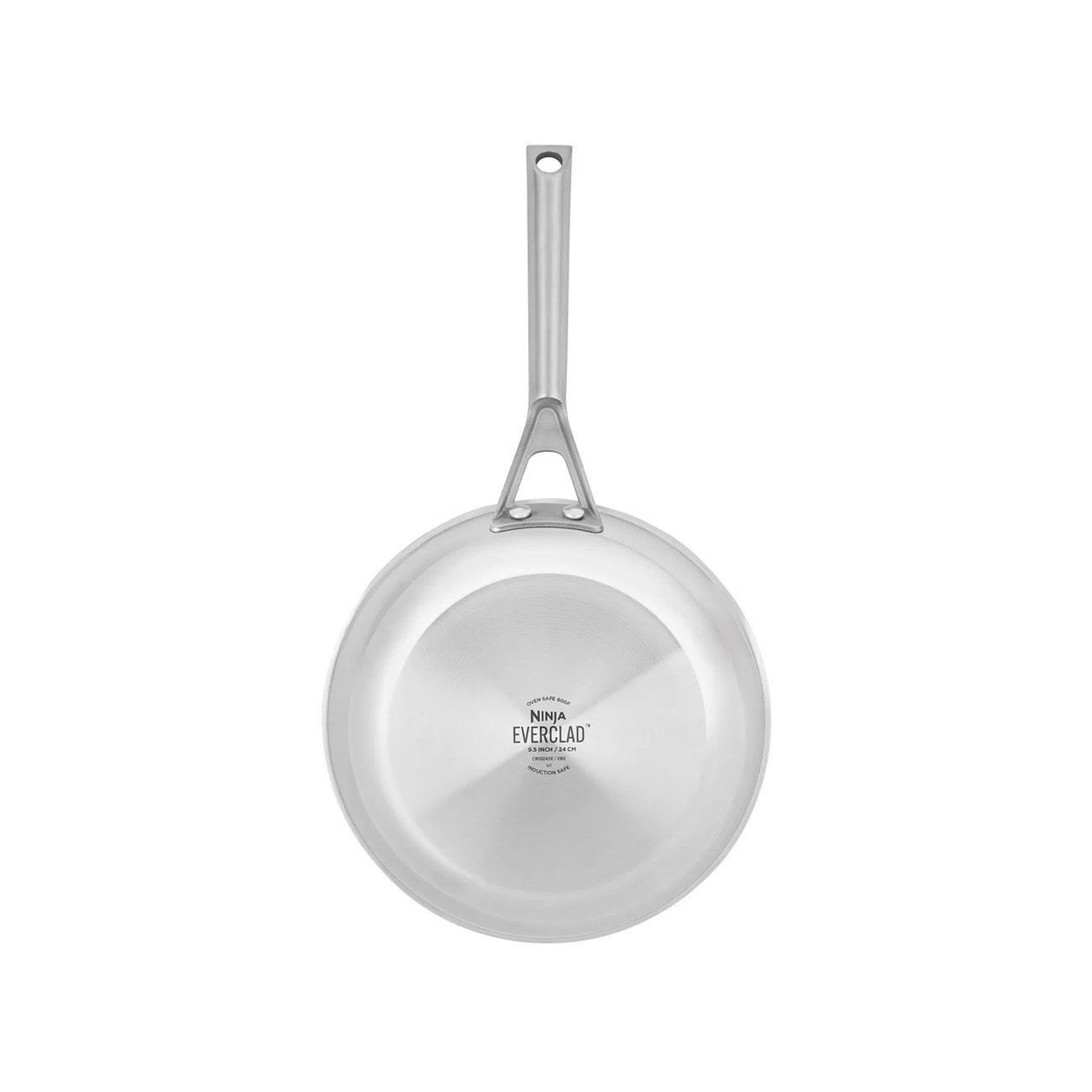 Patelnia ze stali nierdzewnej ze srebrnym uchwytem. Spód patelni ma nadrukowany tekst.