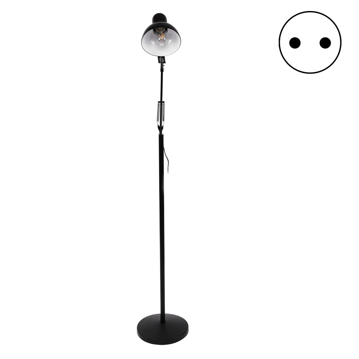 Eine schwarze Stehlampe vor weißem Hintergrund. Die Lampe hat eine Glühbirne und eine Steckdose.