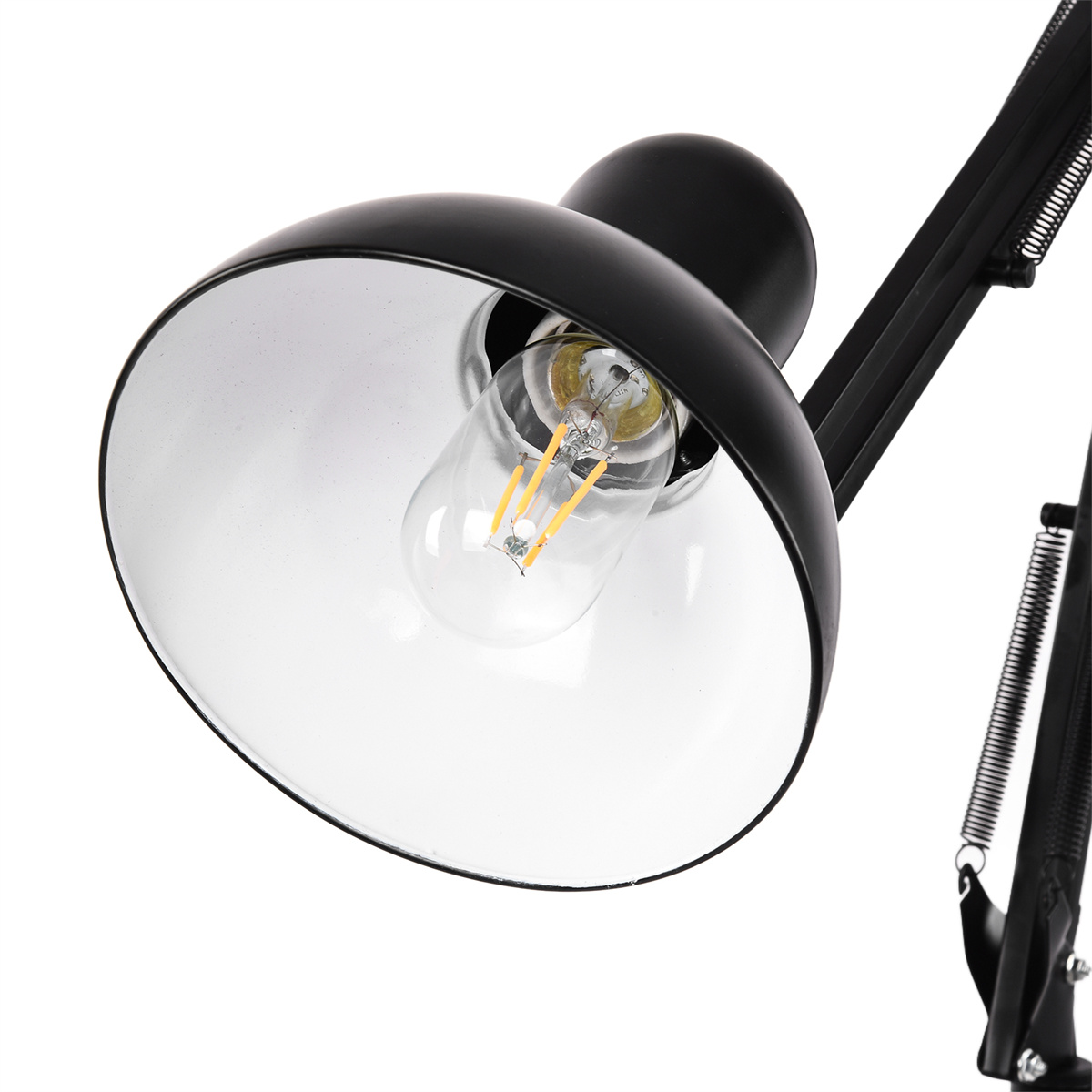 Eine schwarze Schreibtischlampe mit weißem Innenraum leuchtet auf weißem Hintergrund.