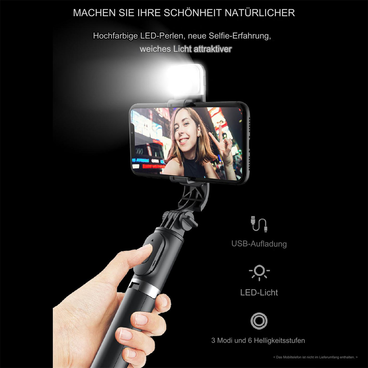 Eine Frau macht ein Selfie mit einem Smartphone, das an einem Selfie-Stick befestigt ist, mit hellem LED-Licht.