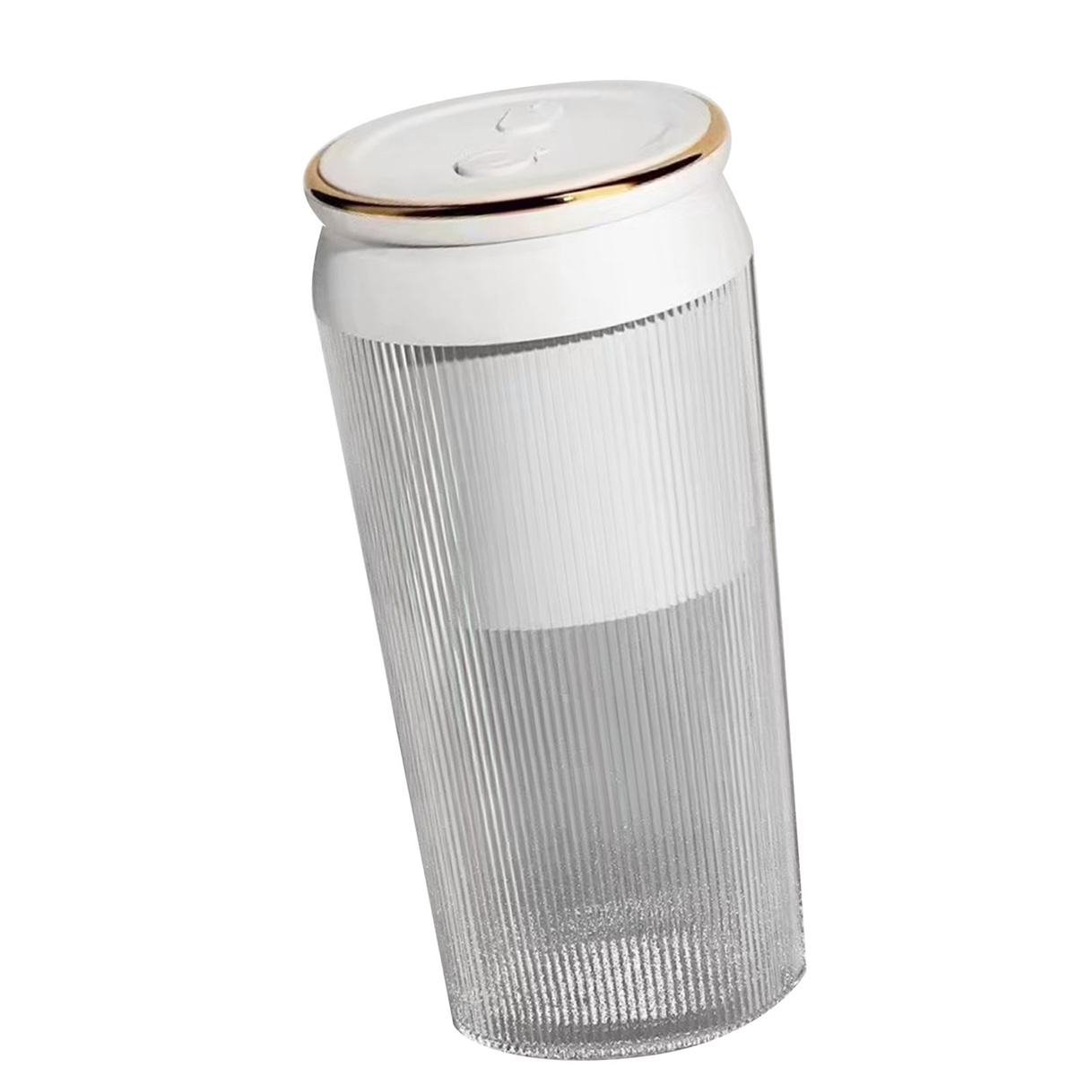Transparente, geriffelte Wasserflasche mit weißem Deckel und goldenem Rand. Auf weißem Hintergrund.