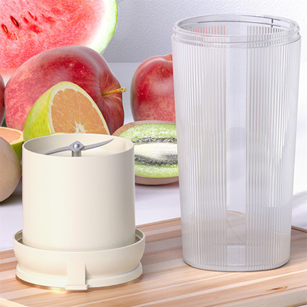 Ein Mixer mit Früchten. Die Mixerbasis ist beige, der Krug ist transparent, und Früchte sind drumherum.
