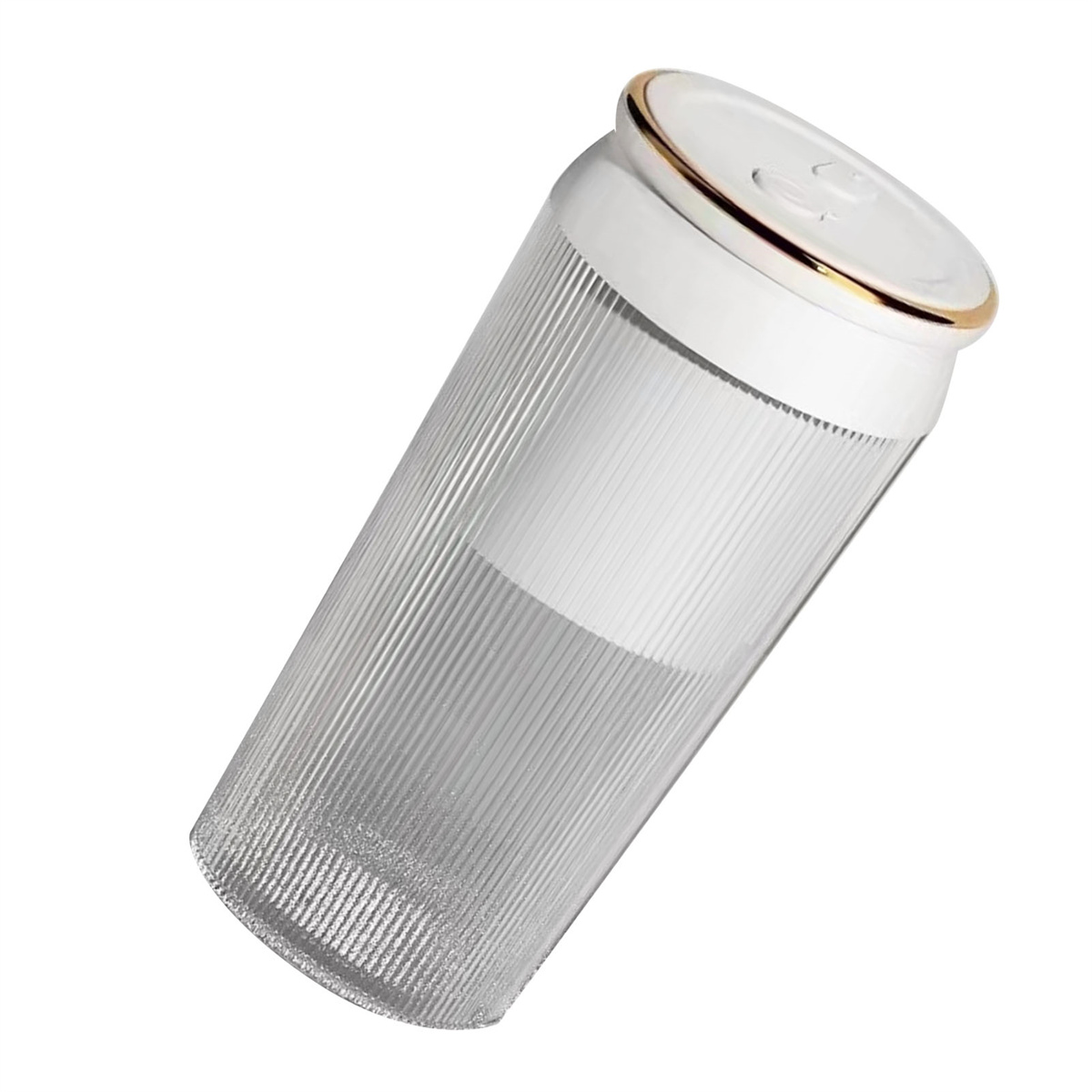 Eine hohe, durchsichtige, gerippte Wasserflasche mit weißem Deckel und goldener Verzierung.