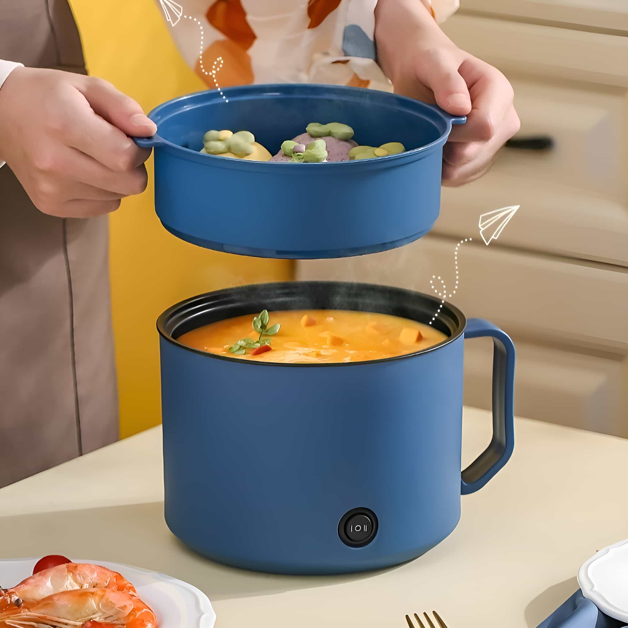 Ein blauer Kochtopf mit einer Schüssel oben drauf. Essen ist in beiden sichtbar. Eine Hand benutzt den Topf.