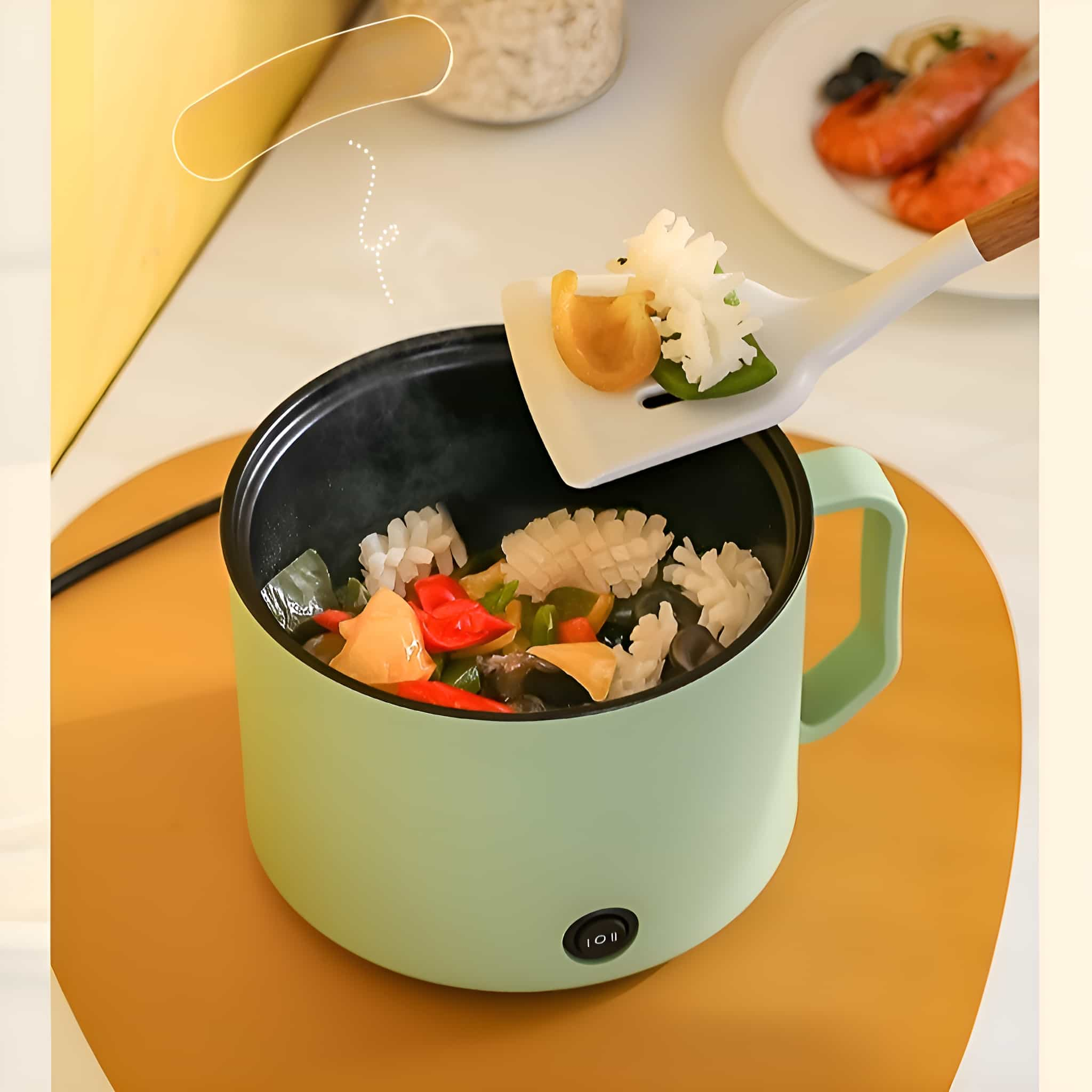 Ein kleiner grüner Kochtopf mit Essen darin. Ein Pfannenwender fügt Essen hinzu. Ein weißer Teller im Hintergrund.