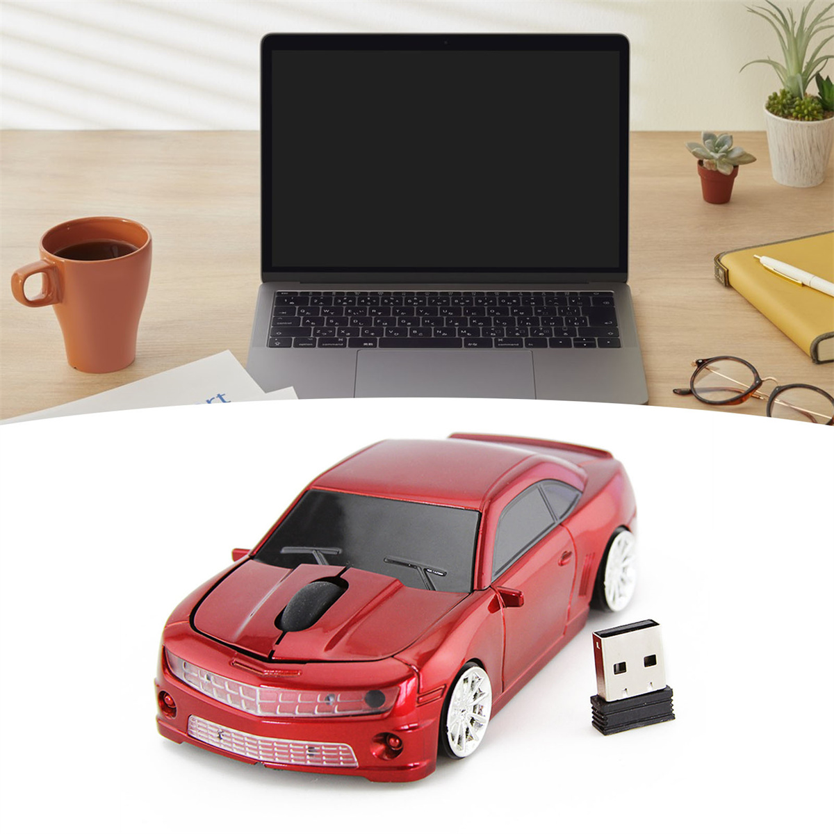 Eine rote, kabellose Maus in Form eines Autos auf einem hölzernen Schreibtisch. Ein Laptop und eine Kaffeetasse stehen ebenfalls auf dem Schreibtisch.