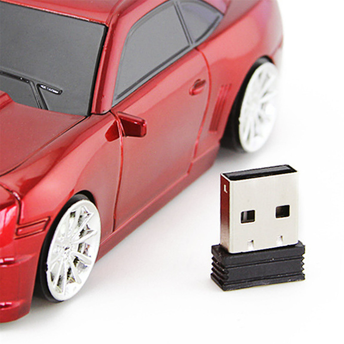 Rotes, Auto-förmiges, drahtloses Maus und USB-Empfänger auf weißem Hintergrund.