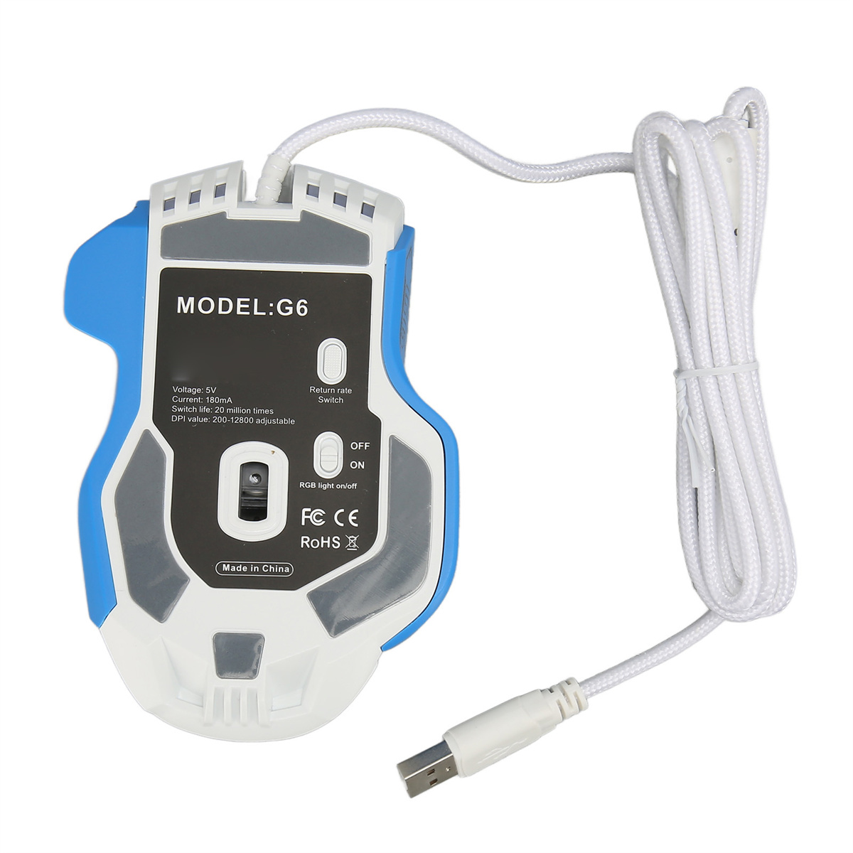 Blaue und weiße Gaming-Maus. Verfügt über ein weißes Kabel und die Unterseite ist beschriftet.