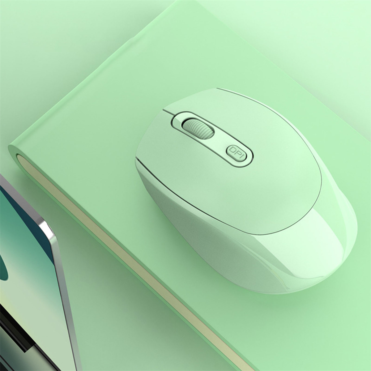 Eine grüne drahtlose Computermaus, die auf einem grünen Pad liegt.