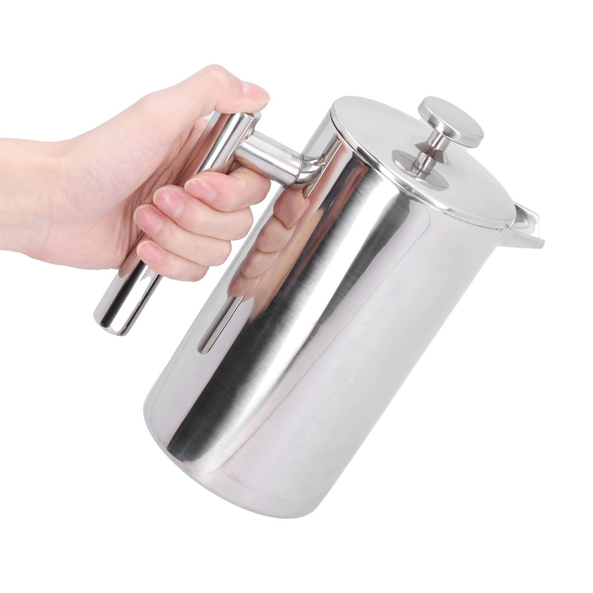 Silberne French-Press-Kaffeemaschine, gehalten von einer Hand, weißer Hintergrund.