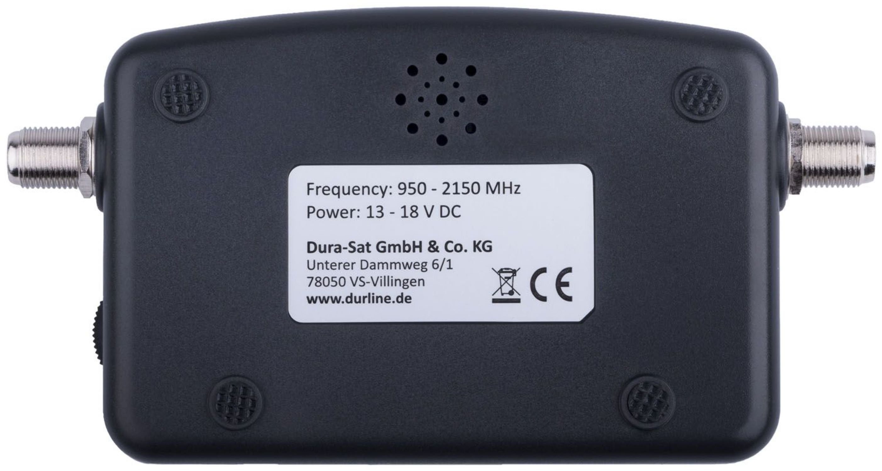 Schwarzes rechteckiges Gerät mit Anschlüssen. Text auf dem Etikett: Dura-Sat GmbH & Co. KG, Frequenz, Leistung.