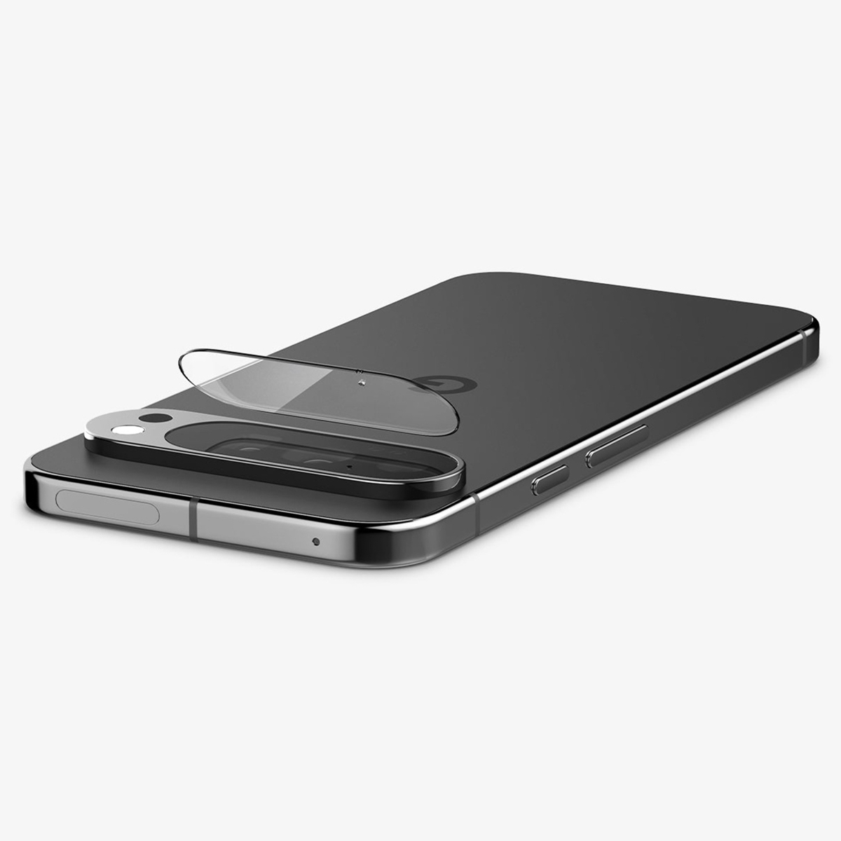 Telefono nero con protezione per lenti applicata. La protezione trasparente copre le lenti della fotocamera.