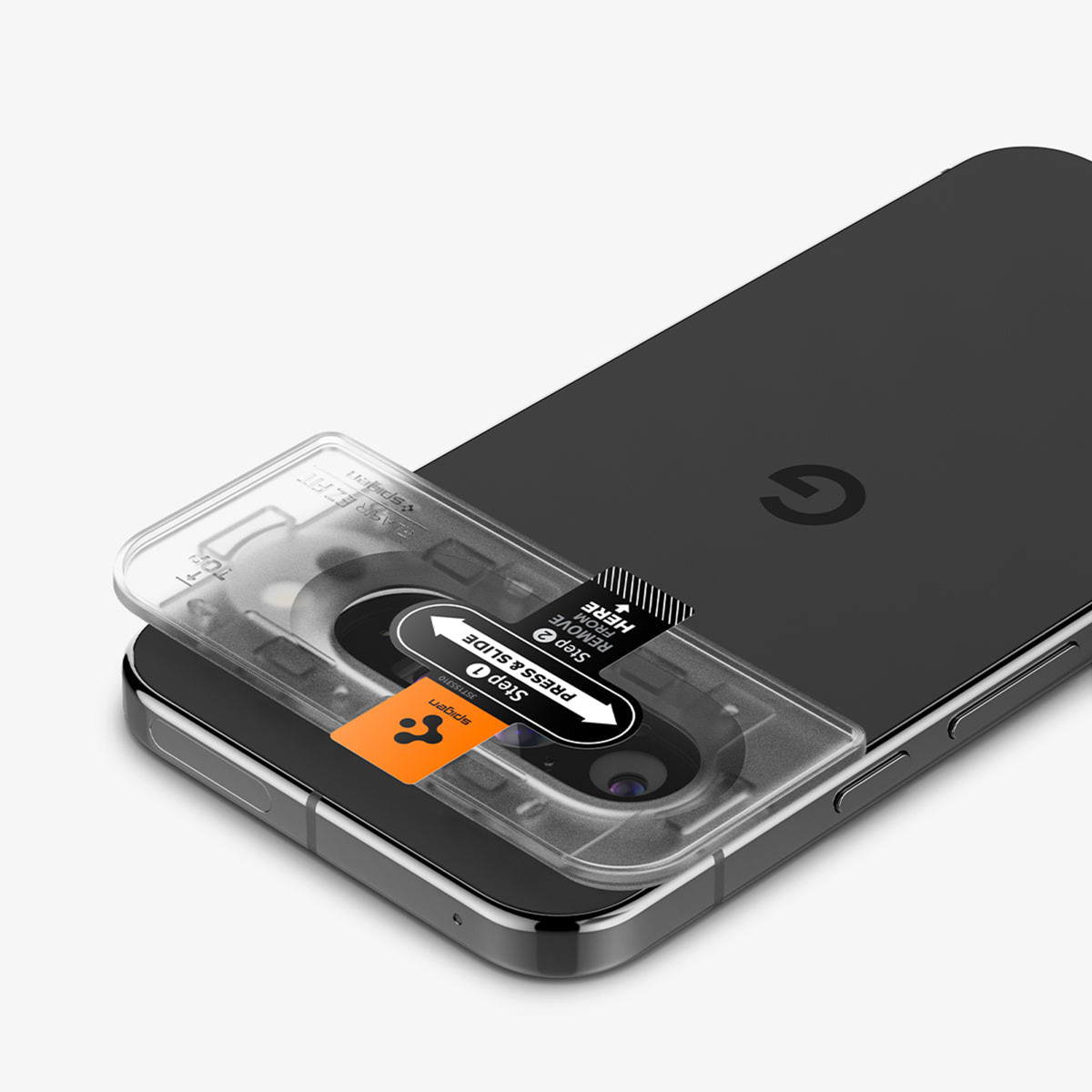 Telefono con protezione schermo. Logo Spigen arancione visibile in basso.