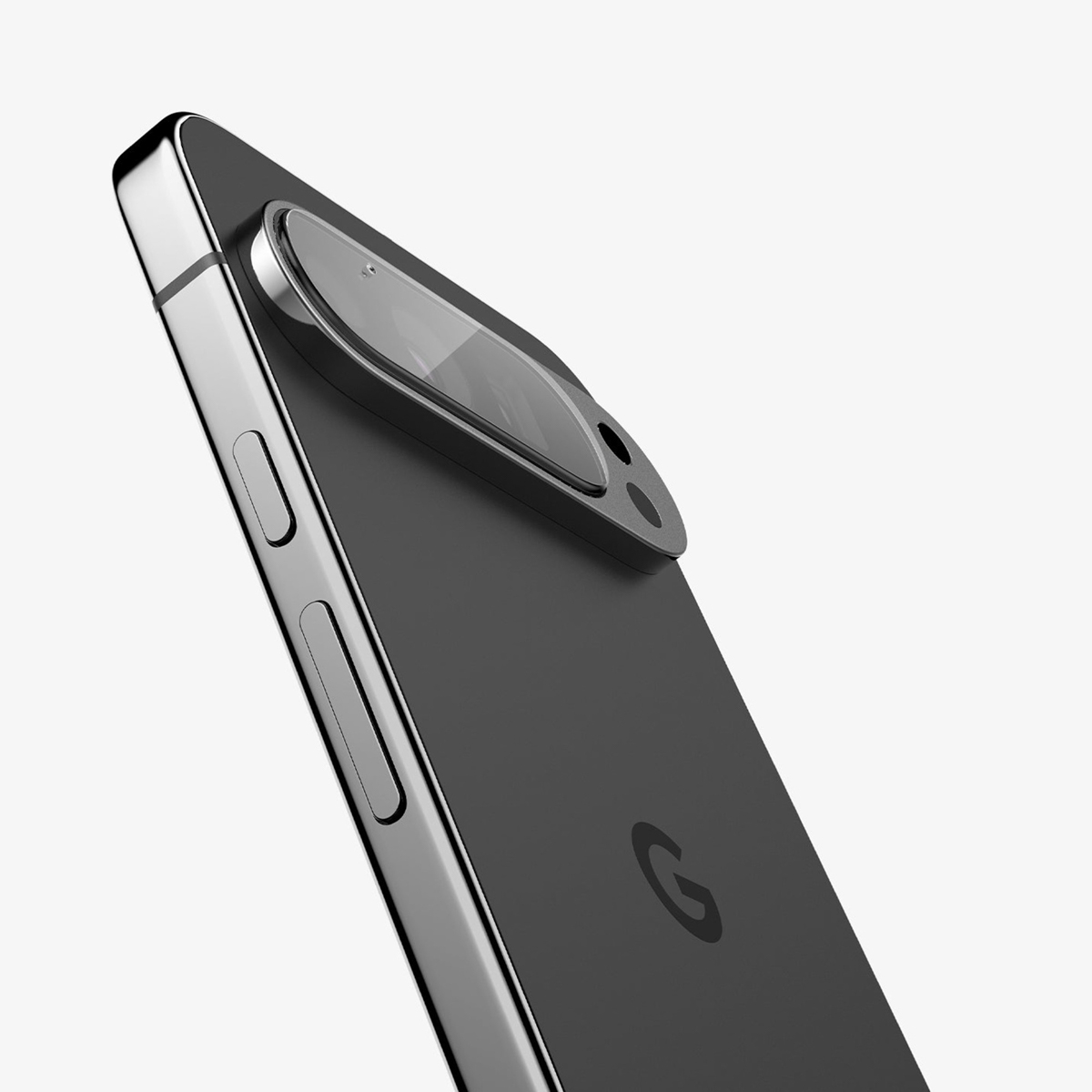 Primo piano di un telefono nero con fotocamera argentata. Il telefono è angolato. Sfondo bianco.