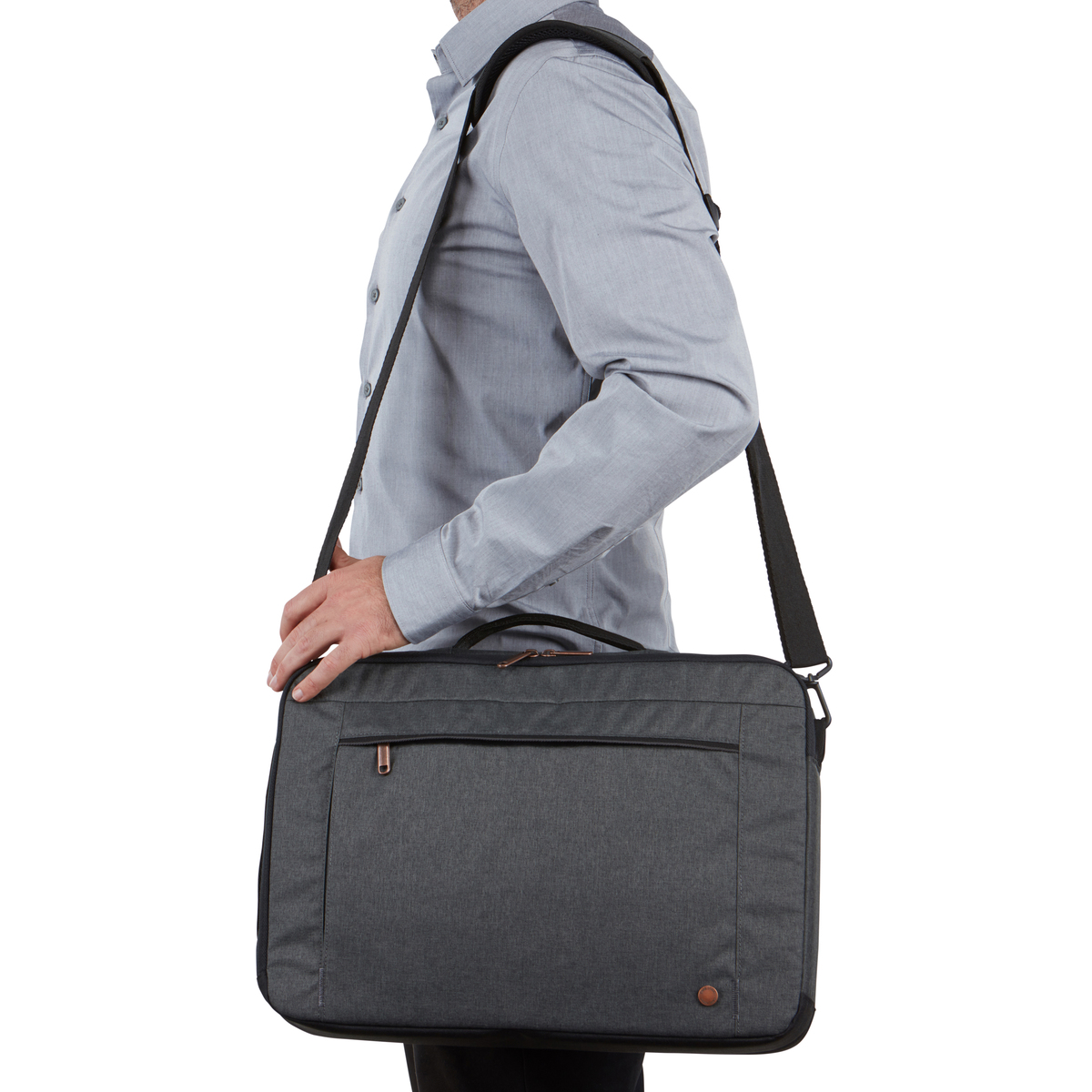 Uomo che trasporta una borsa per laptop grigia con tracolla, su sfondo bianco.
