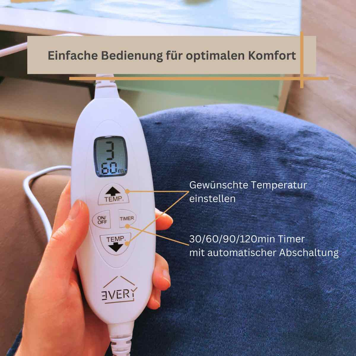 Weißes Bedienfeld für ein Heizkissen, mit Textbeschriftungen. Eine Hand hält es.