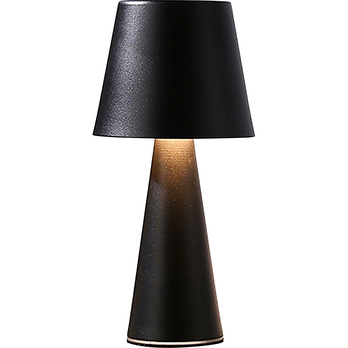 Schwarze Tischlampe mit schwarzem Lampenschirm und konischem Sockel. Das Licht ist an.