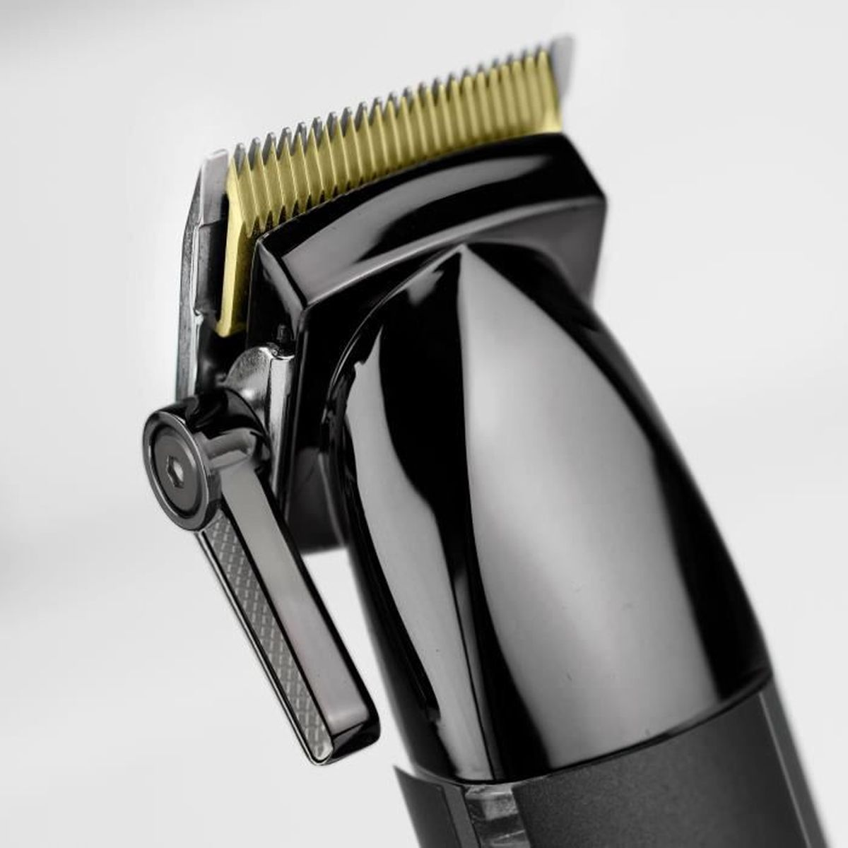 Nahaufnahme eines schwarzen und metallischen Haarschneiders mit goldenen Klingen.