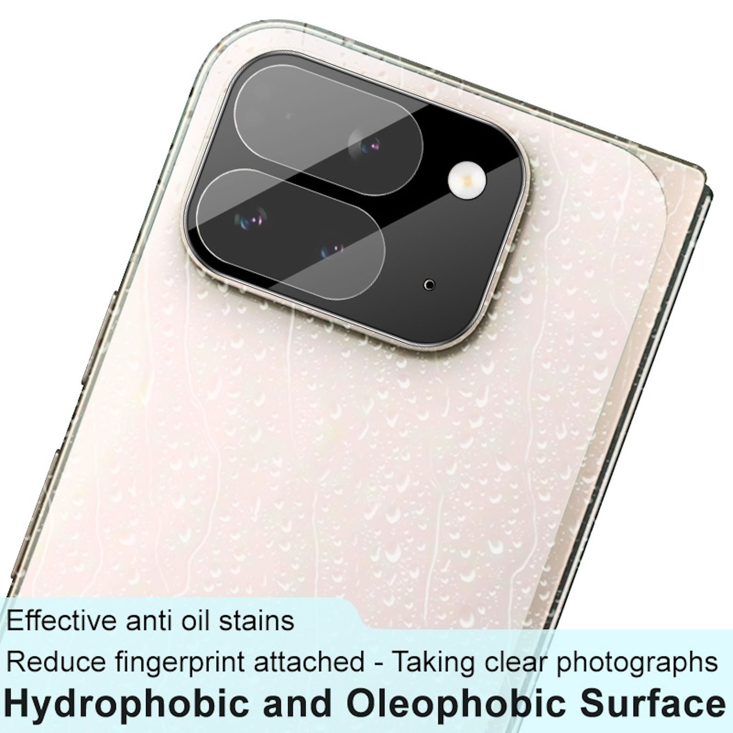 Un telefono con una protezione per l'obiettivo della fotocamera. La protezione è trasparente e presenta goccioline d'acqua, insieme al testo.