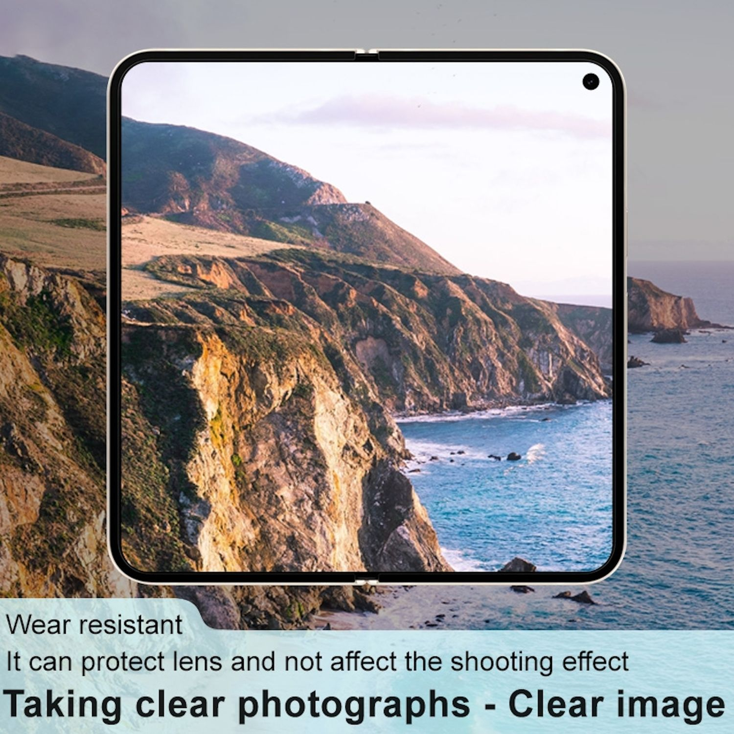 Uno schermo del telefono che mostra un paesaggio costiero, con testo sulla fotografia chiara.