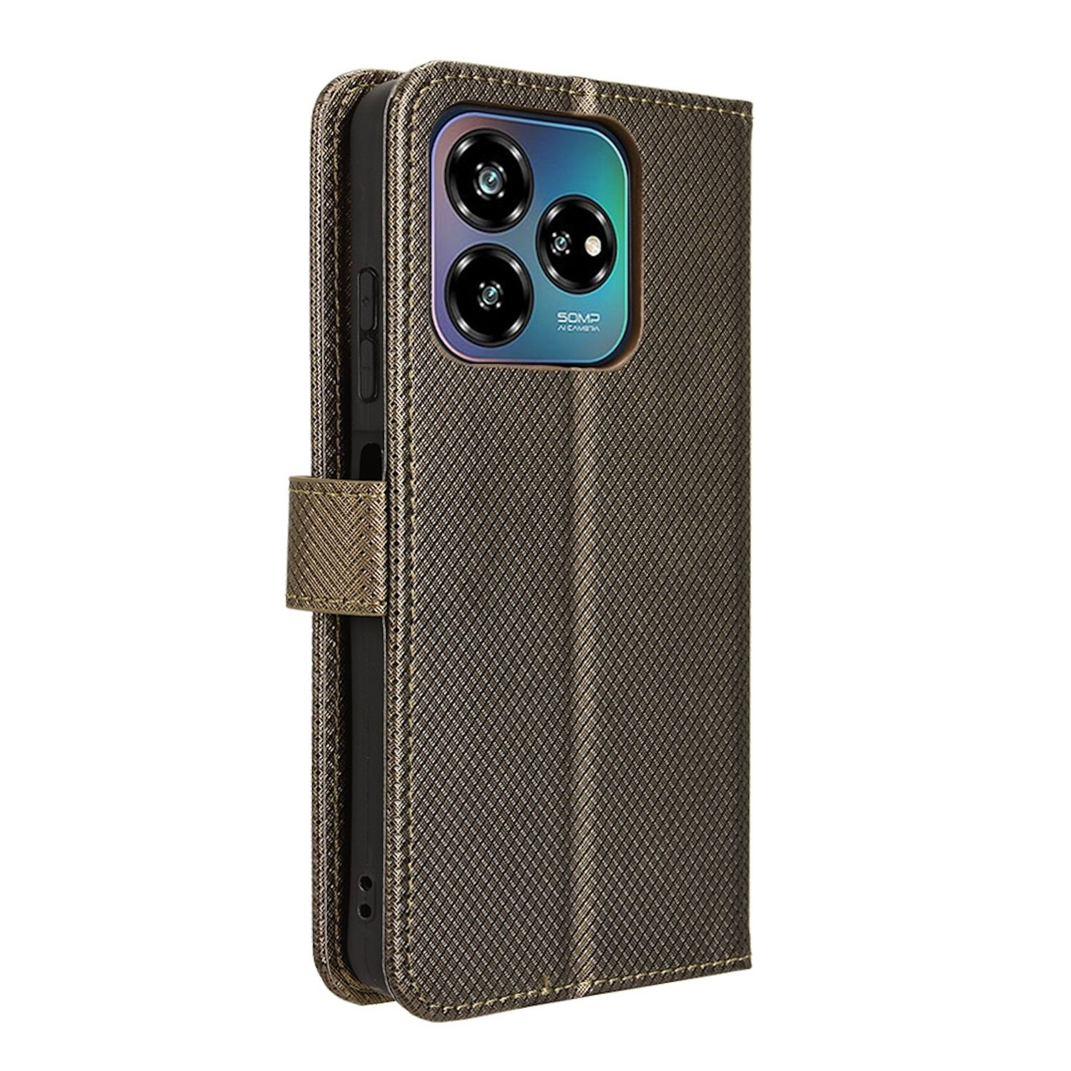 Eine braune Handyhülle mit strukturiertem Design, die ein Telefon mit Dreifachkamera hält.