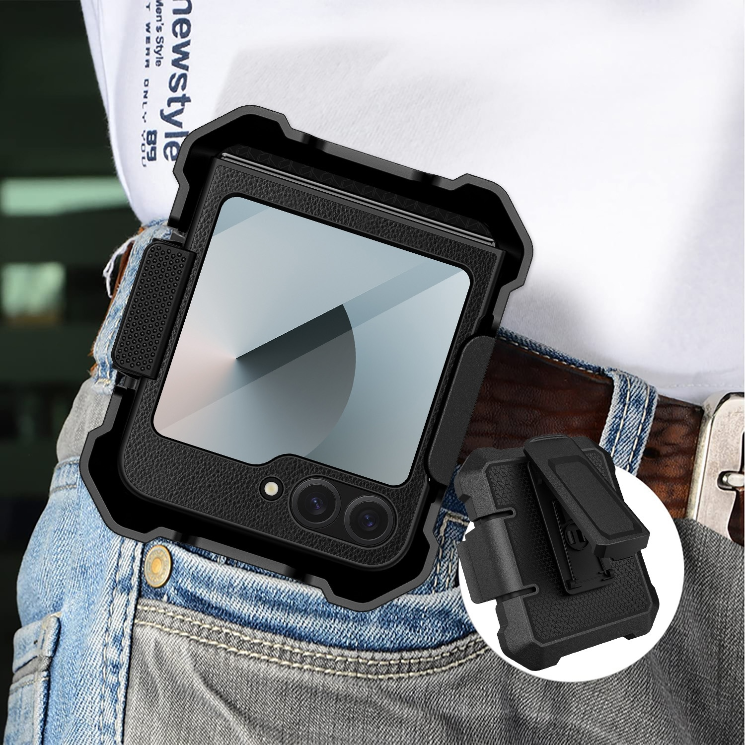 Schwarze Handyhülle am Gürtel. Telefon ist im Case. Jeans und weißes Hemd sind der Kontext.