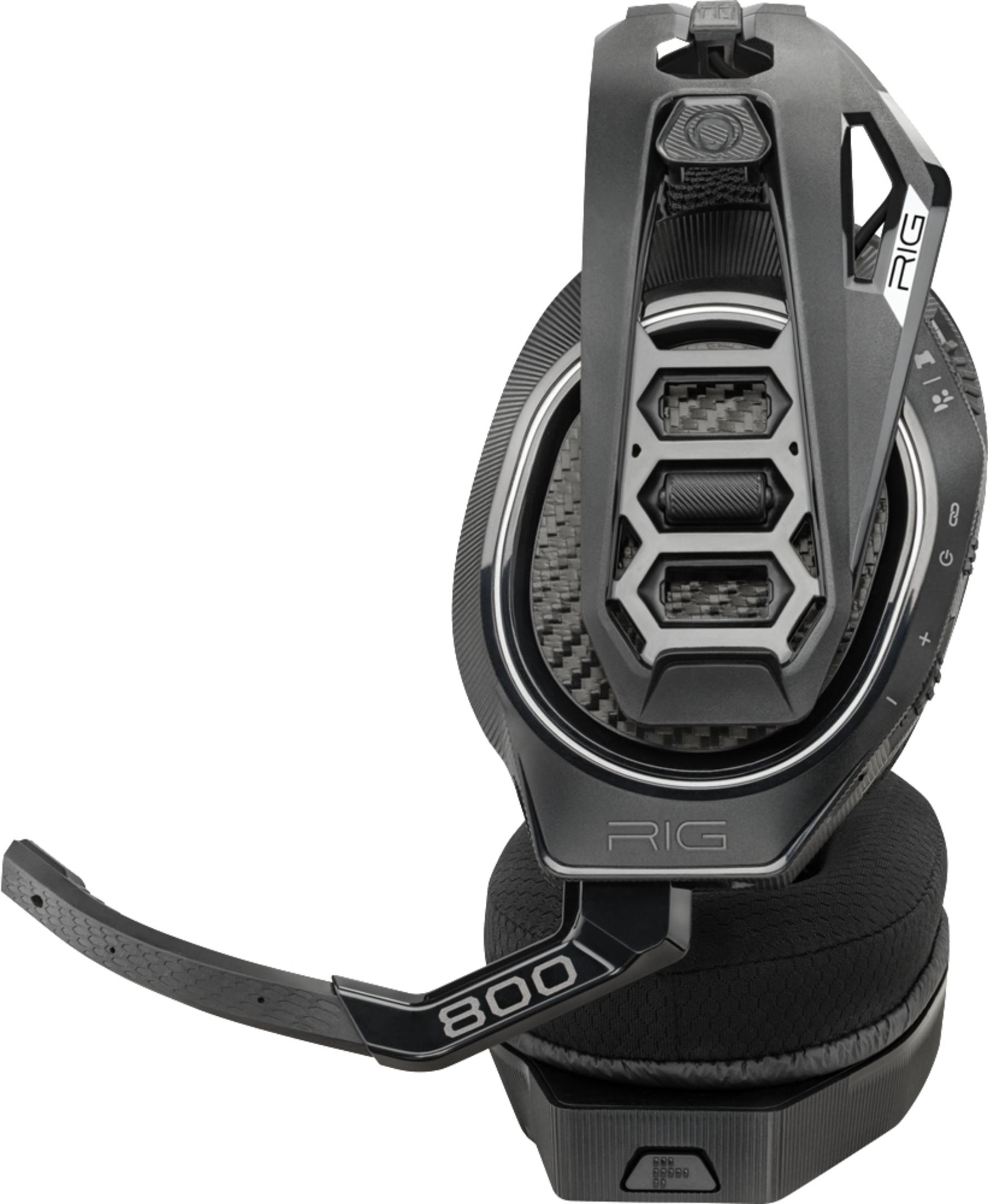 Auriculares para juegos negros y grises con micrófono. Fondo blanco.