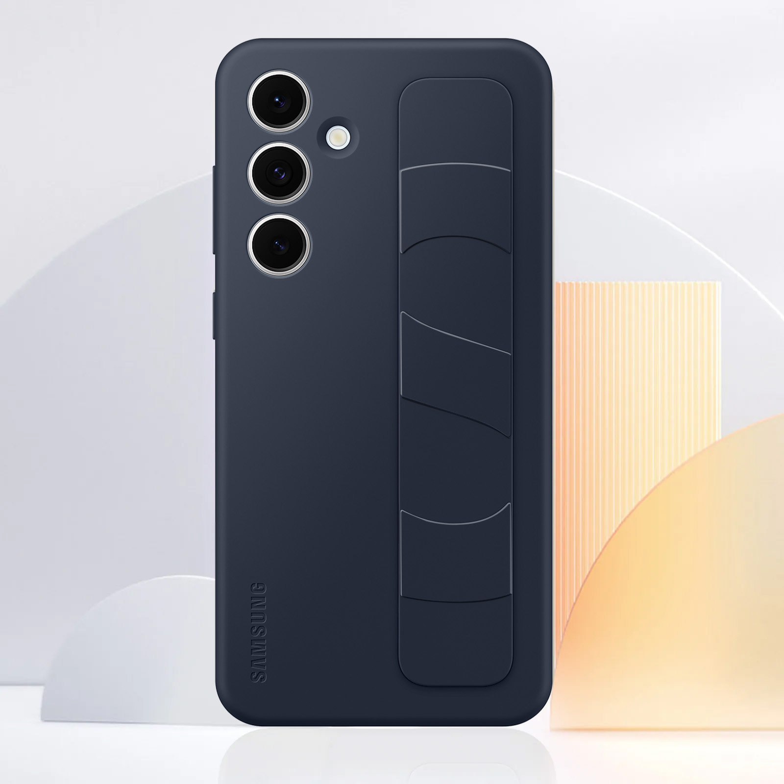 Granatowe etui na telefon ze stojakiem na jasnym tle. Widoczne są trzy obiektywy aparatu.