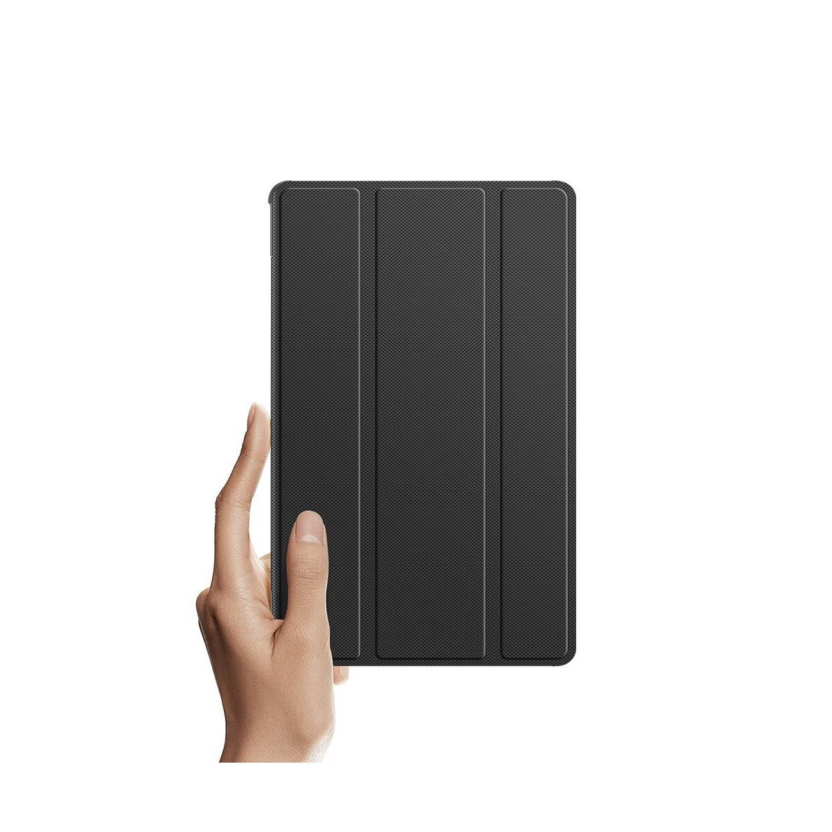 Mano che tiene una custodia nera per tablet con superficie strutturata, sfondo bianco.