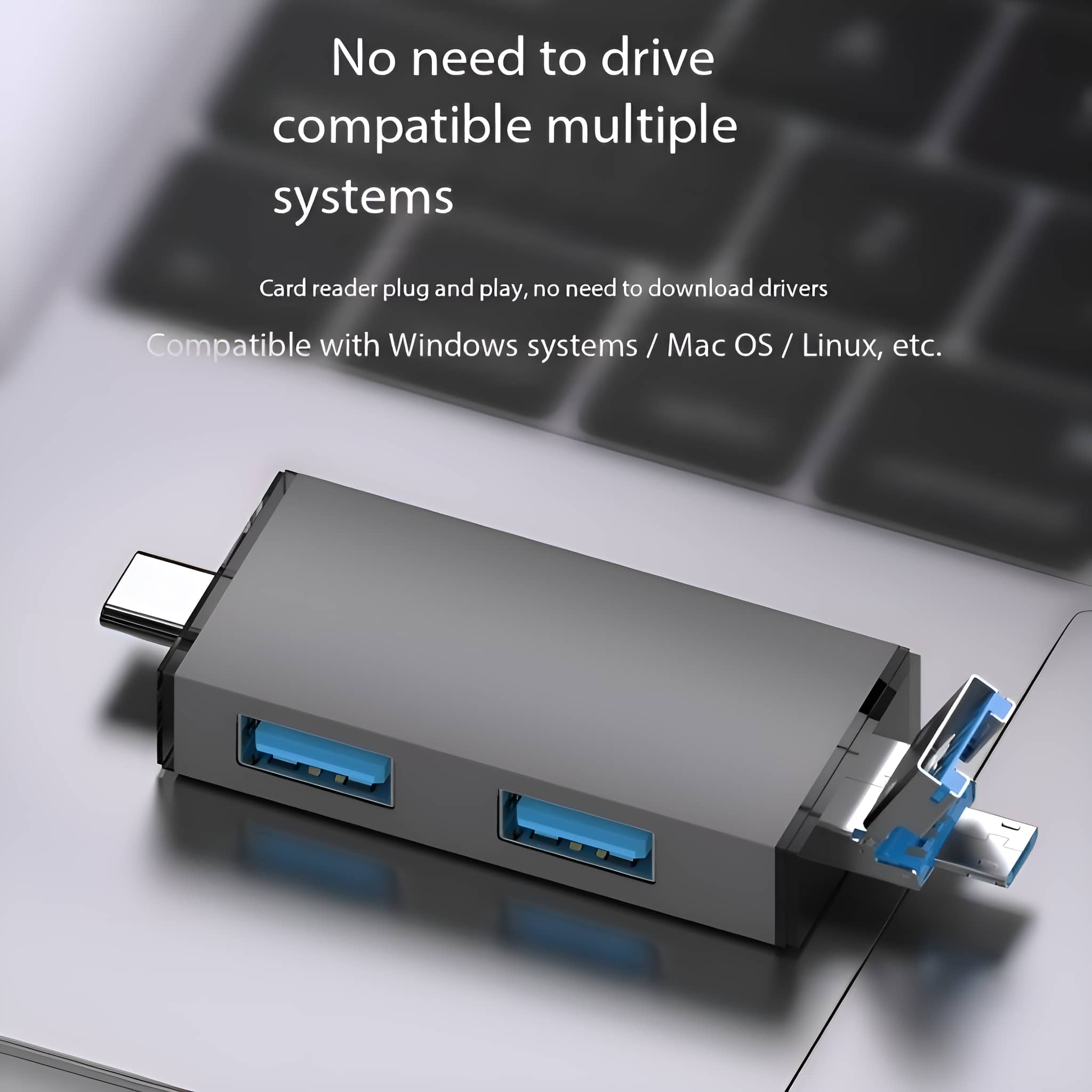 Ein USB-Hub mit mehreren Anschlüssen, der auf einem Laptop gezeigt wird, kompatibel mit mehreren Systemen.