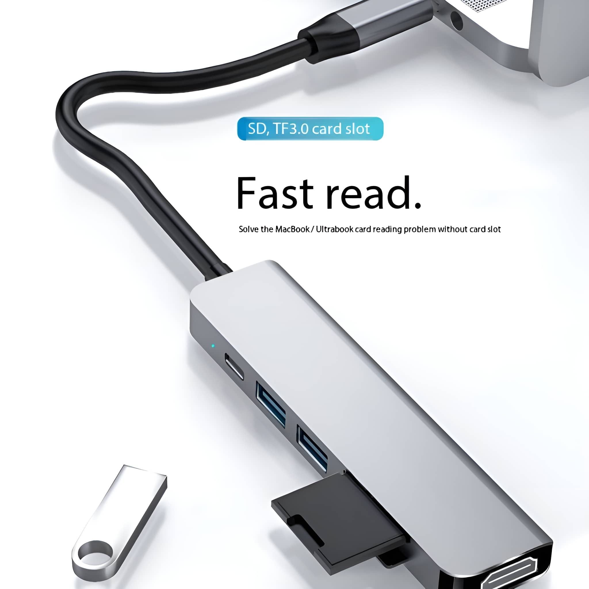 Ein silberner USB-Hub mit mehreren Anschlüssen, einem USB-Laufwerk und einer Karte in einem Steckplatz.