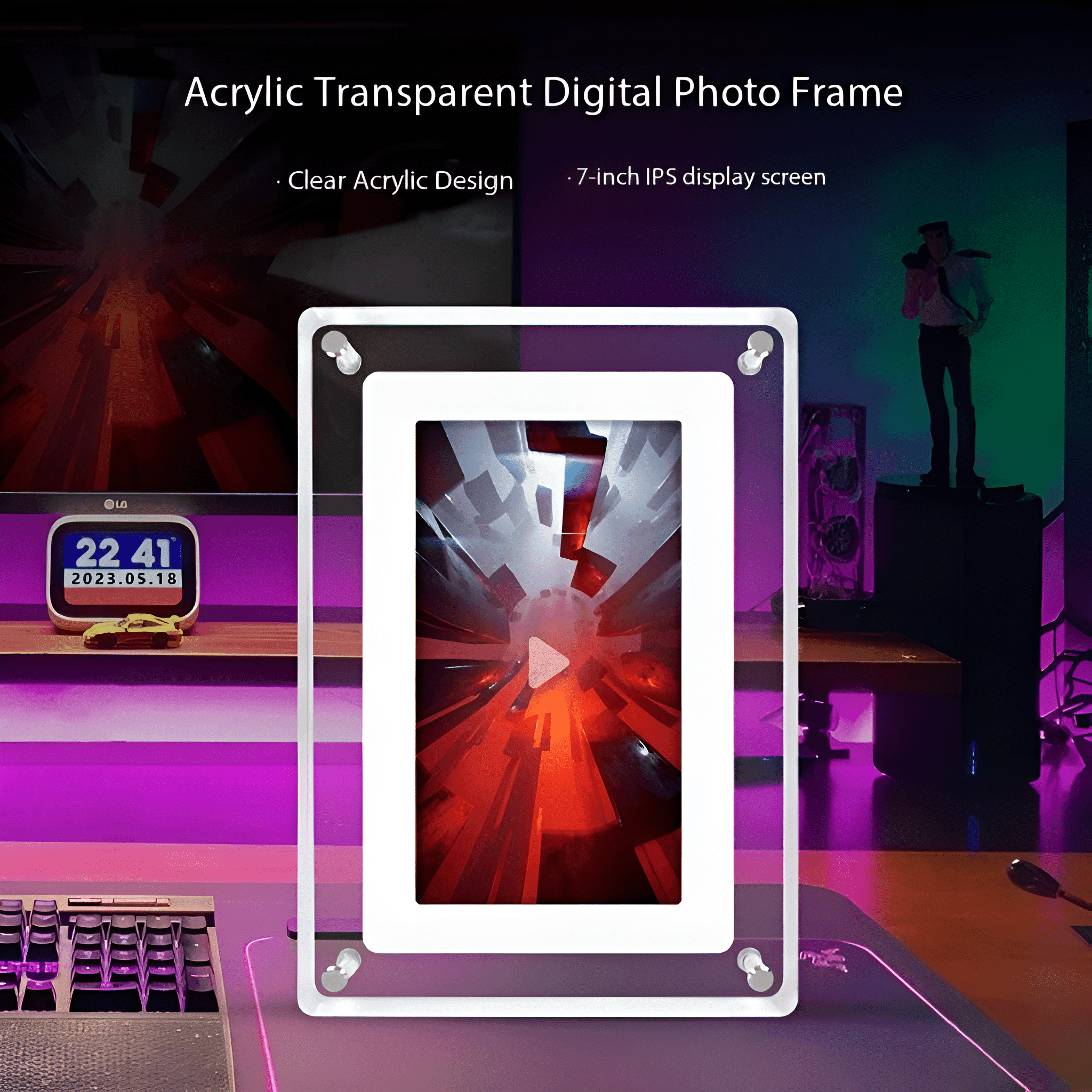 Acryl-Fotorahmen mit Bildschirm, der ein Video anzeigt. Eine Uhr, Tastatur und Dekoration sind sichtbar.