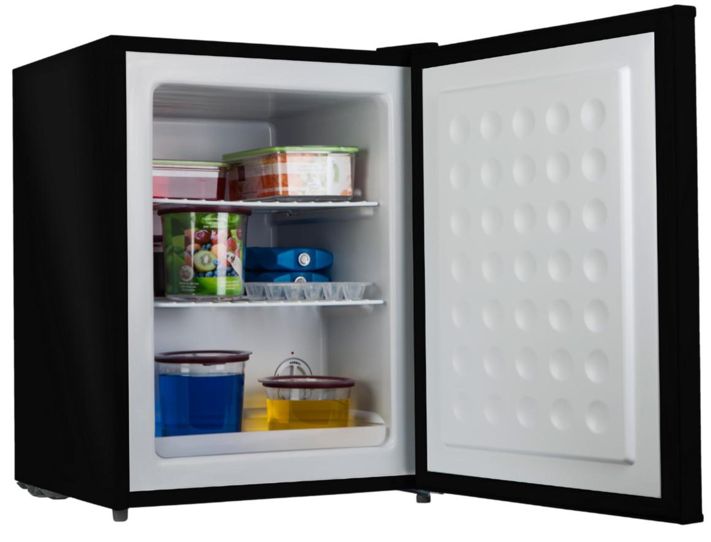 Interno di frigorifero nero con porta aperta, che mostra contenitori per alimenti e ghiaccio sugli scaffali.