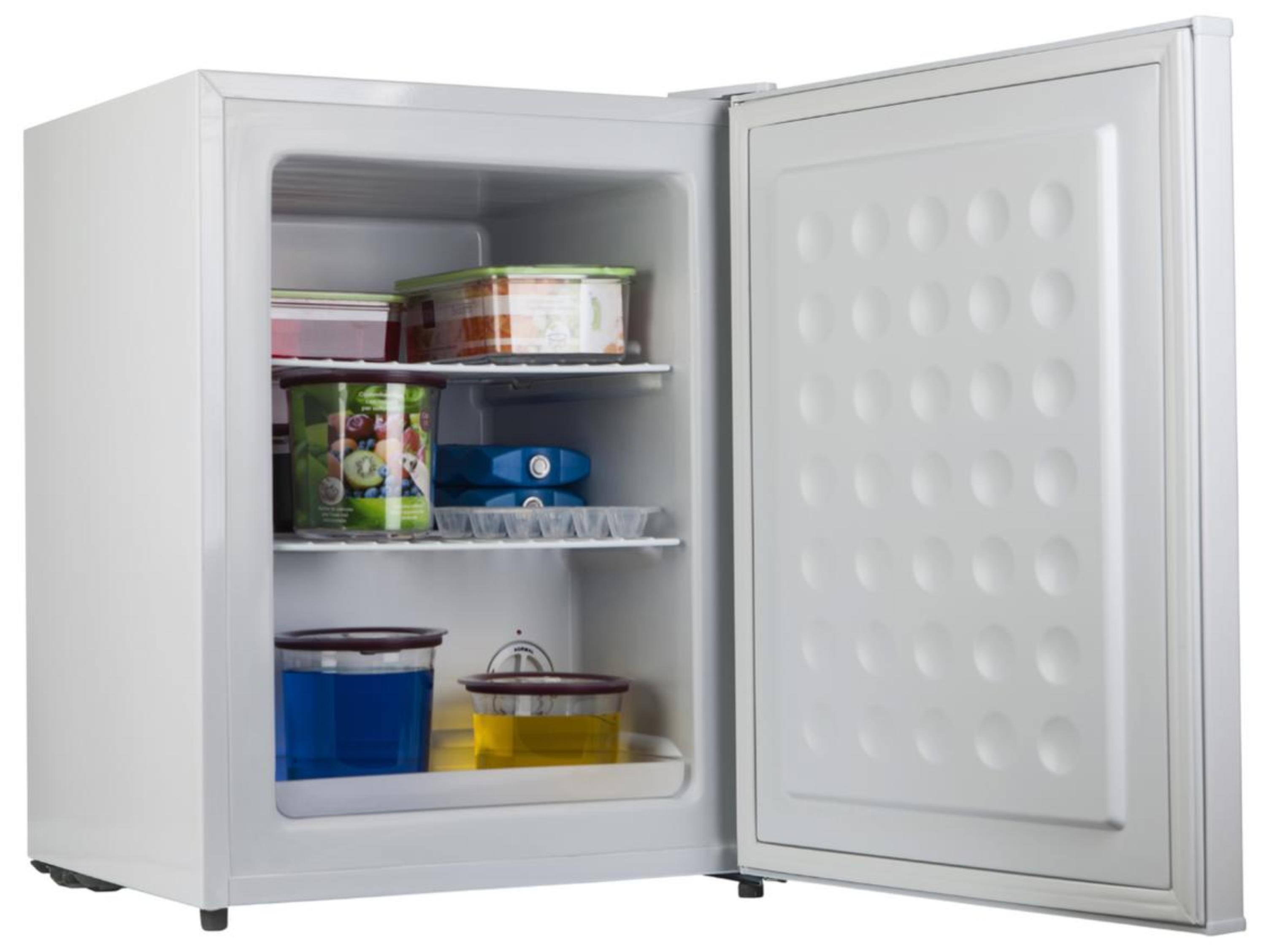 Congelatore bianco con porta aperta, che mostra ripiani di contenitori per alimenti.
