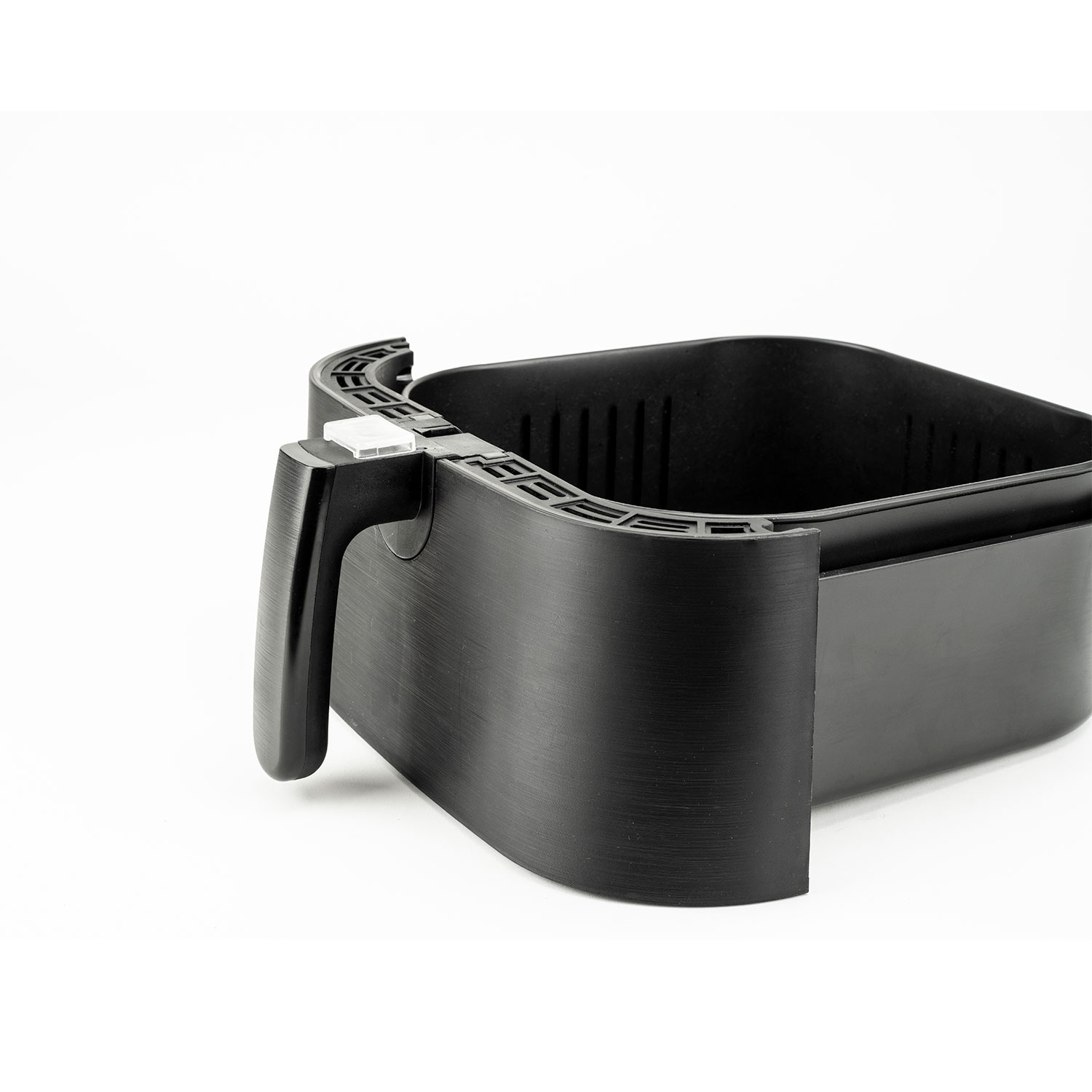 Czarny kosz do frytownicy z uchwytem, ​​izolowany na białym tle. Kosz jest pusty.