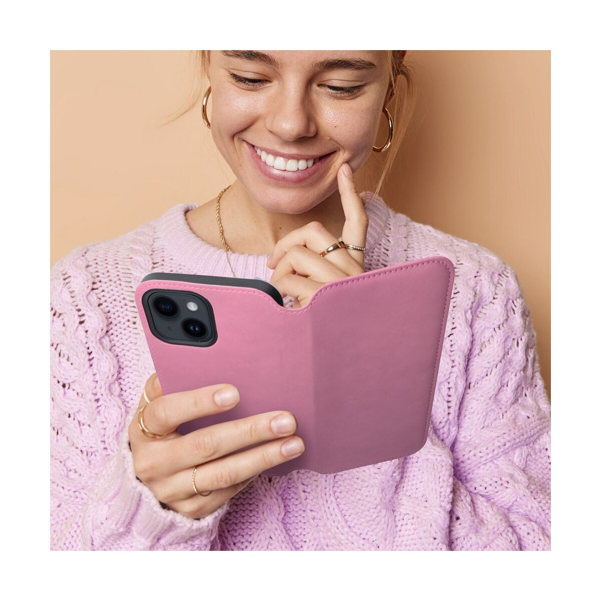 Donna sorride tenendo una custodia rosa per telefono.
