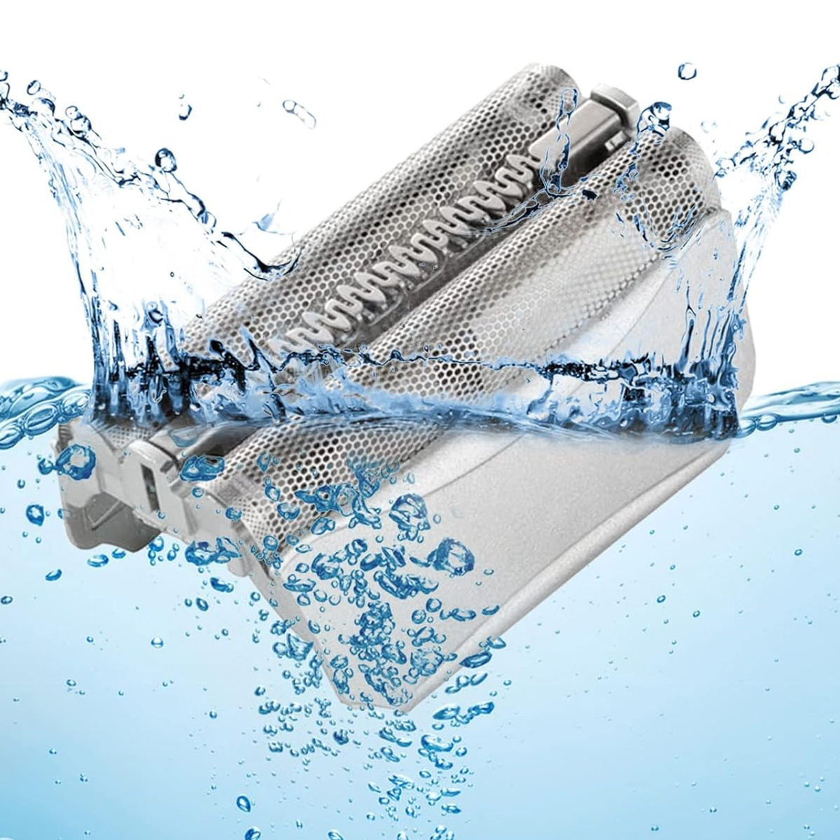Rasierköpfe unter Wasser, mit Wassertropfen, die umherspritzen.