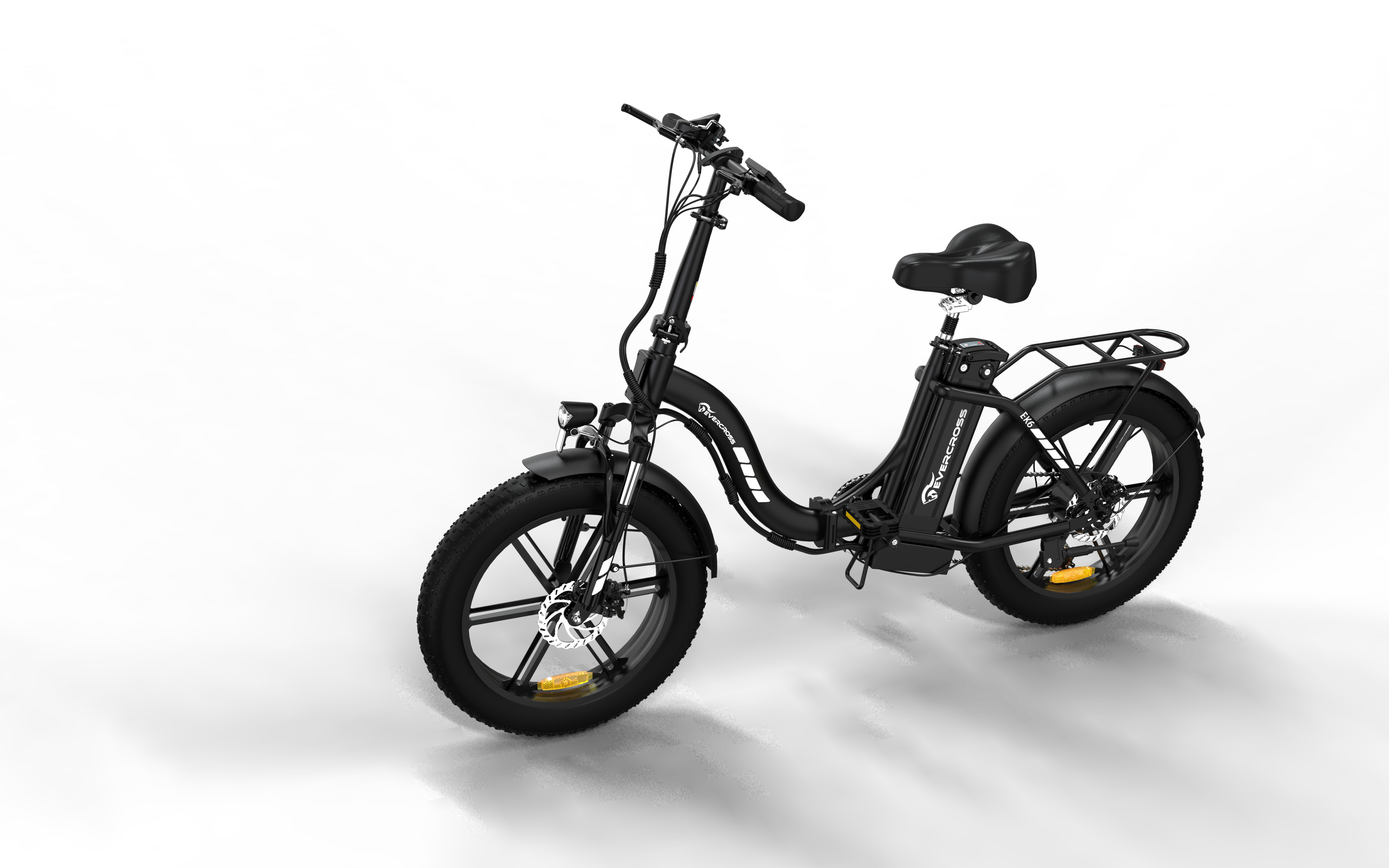 Schwarzes Elektrofahrrad mit schwarzem Hintergrund. Das Fahrrad hat einen Sitz, Räder und einen Scheinwerfer.